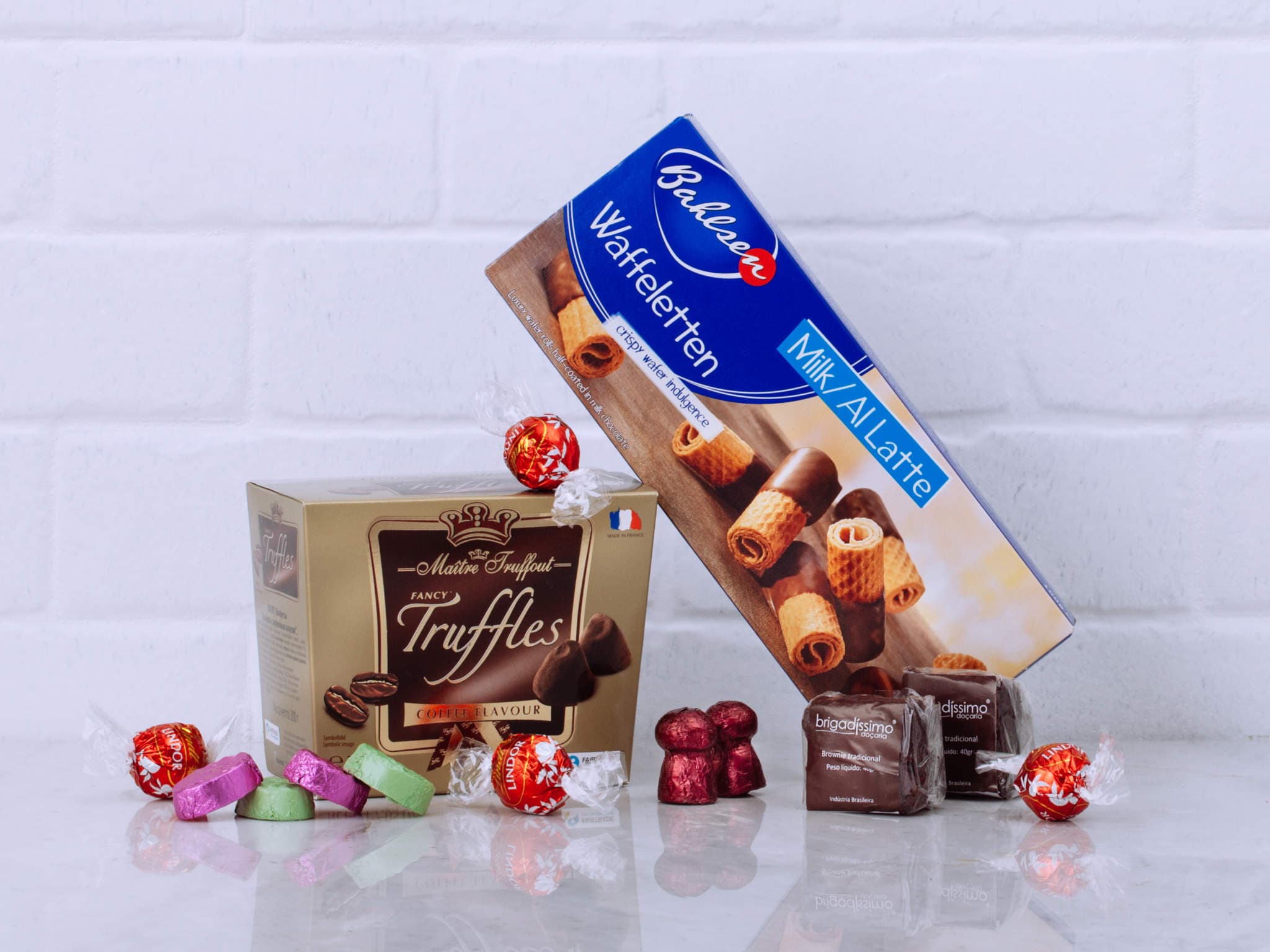 Cesta de Presente com Chocolate, Trufas, Brownies e Guloseimas — Cesta de Presente com Chocolate, Trufas, Brownies e Guloseimas