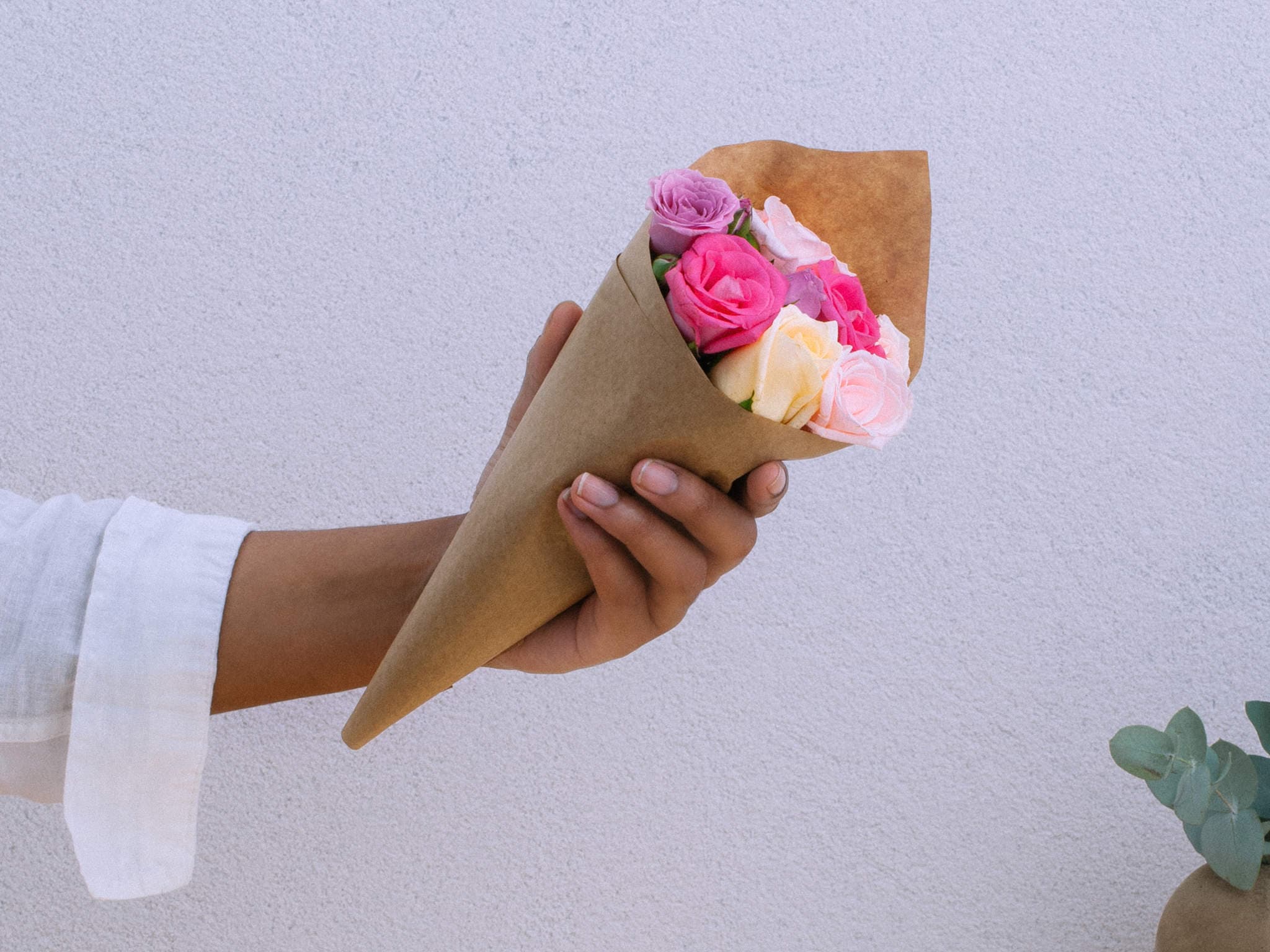 Buquê de Rosas Rosadas em Folha Kraft Para Entrega — Buquê de Rosas Rosadas em Folha Kraft Para Entrega
