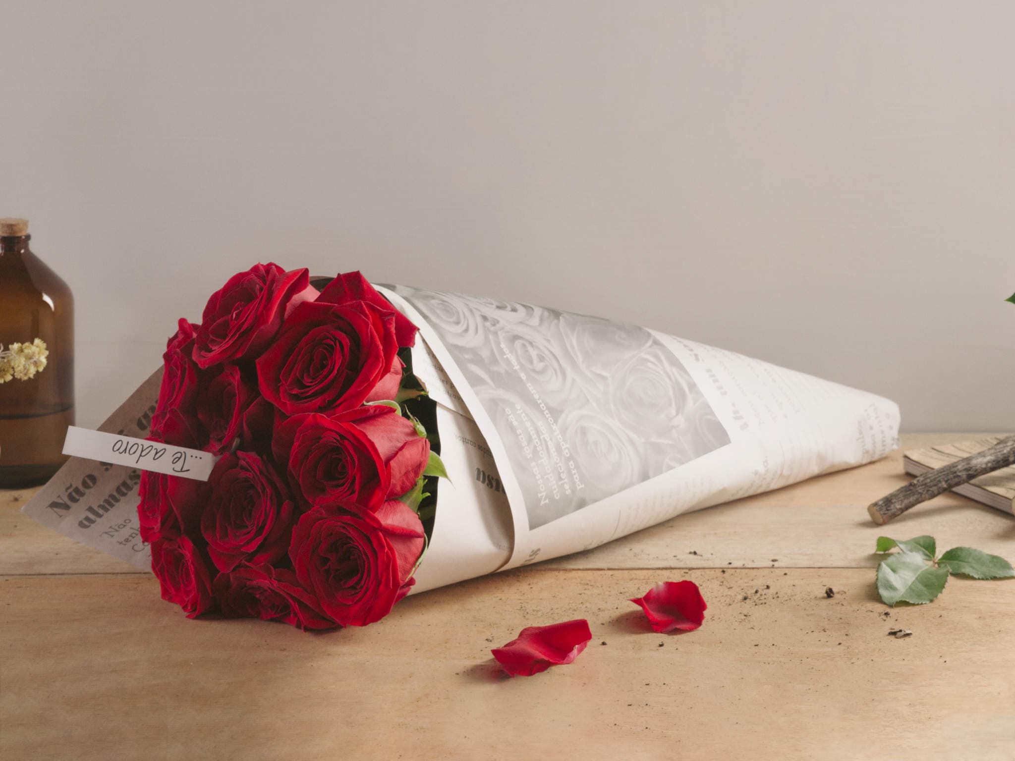 Buquê de 10 Rosas Vermelhas Enrolado em Jornal — Buquê de 10 Rosas Vermelhas Enrolado em Jornal