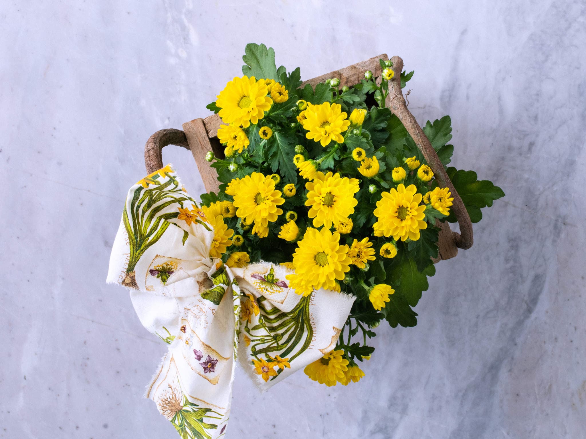 Vaso de Margaridinhas Amarelas em Base de Madeira Para Entrega — Vaso de Margaridinhas Amarelas em Base de Madeira Para Entrega