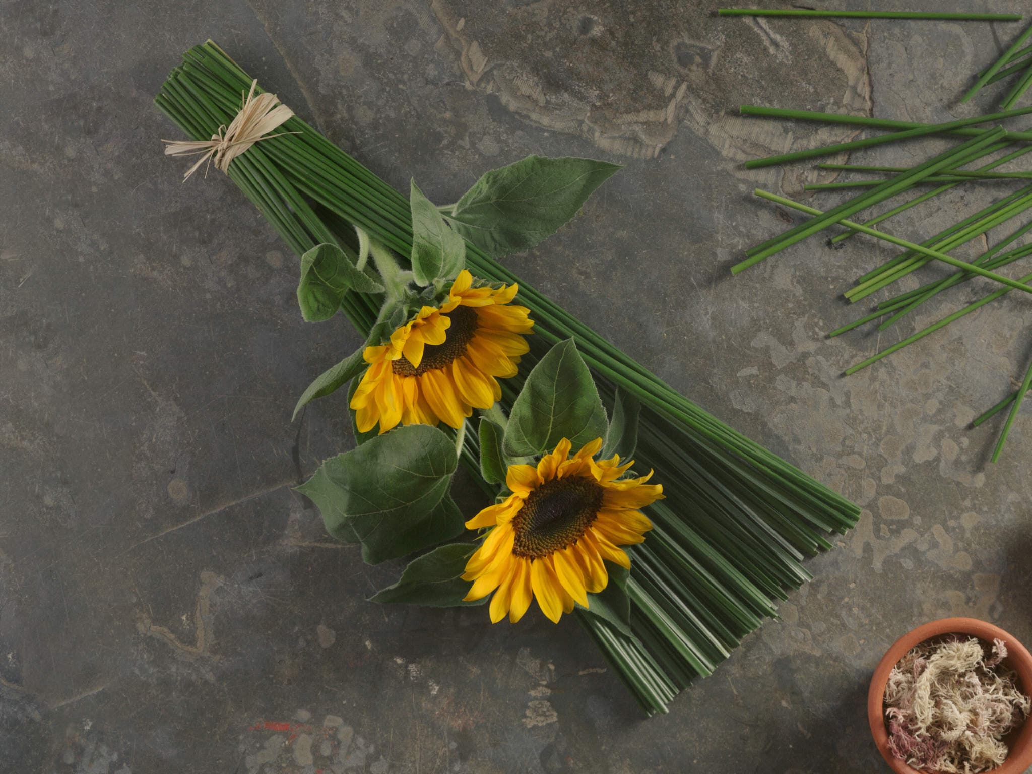 Arranjo de Girassóis Envolvido em Junco — Arranjo de Girassóis Envolvido em Junco