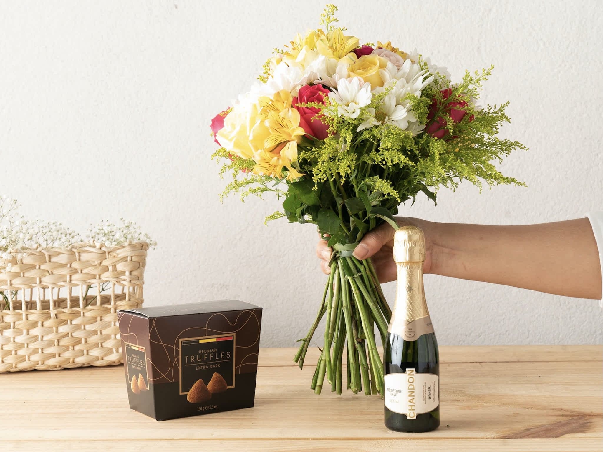 Buquê Primavera, Trufas e Baby Chandon Para Entrega — Buquê Primavera, Trufas e Baby Chandon Para Entrega