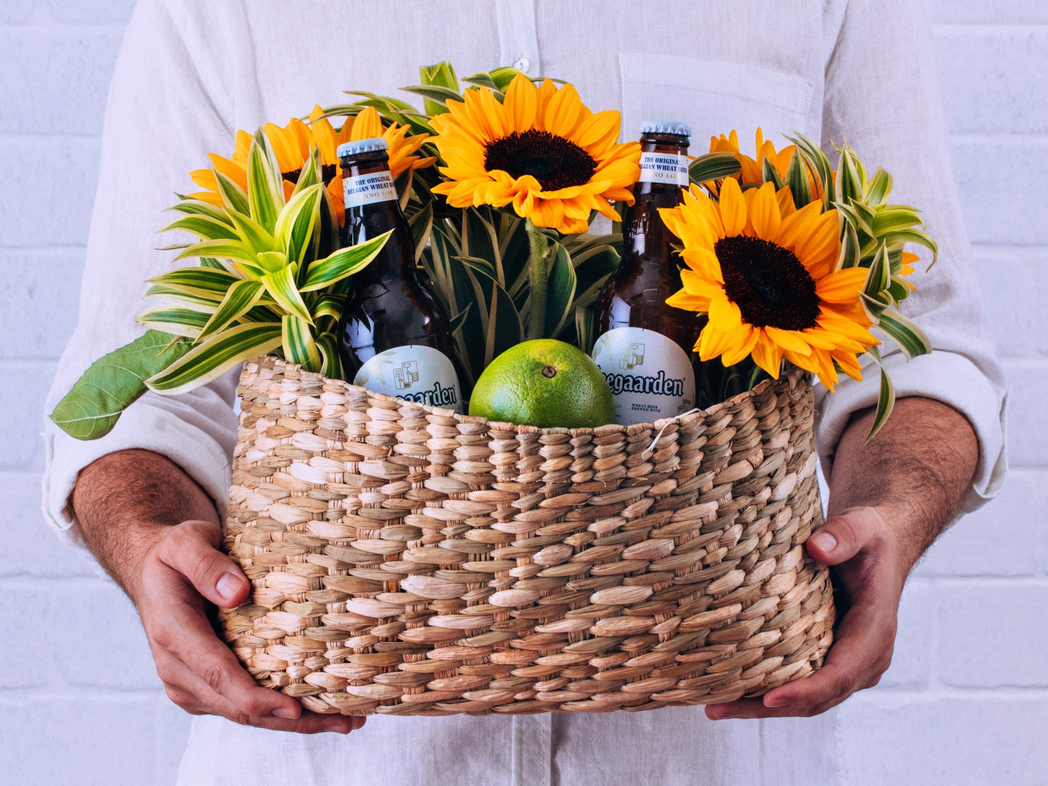 Cesta com Girassóis, Cerveja Hoegaarden Witbier e Fruta — Cesta com Girassóis, Cerveja Hoegaarden Witbier e Fruta