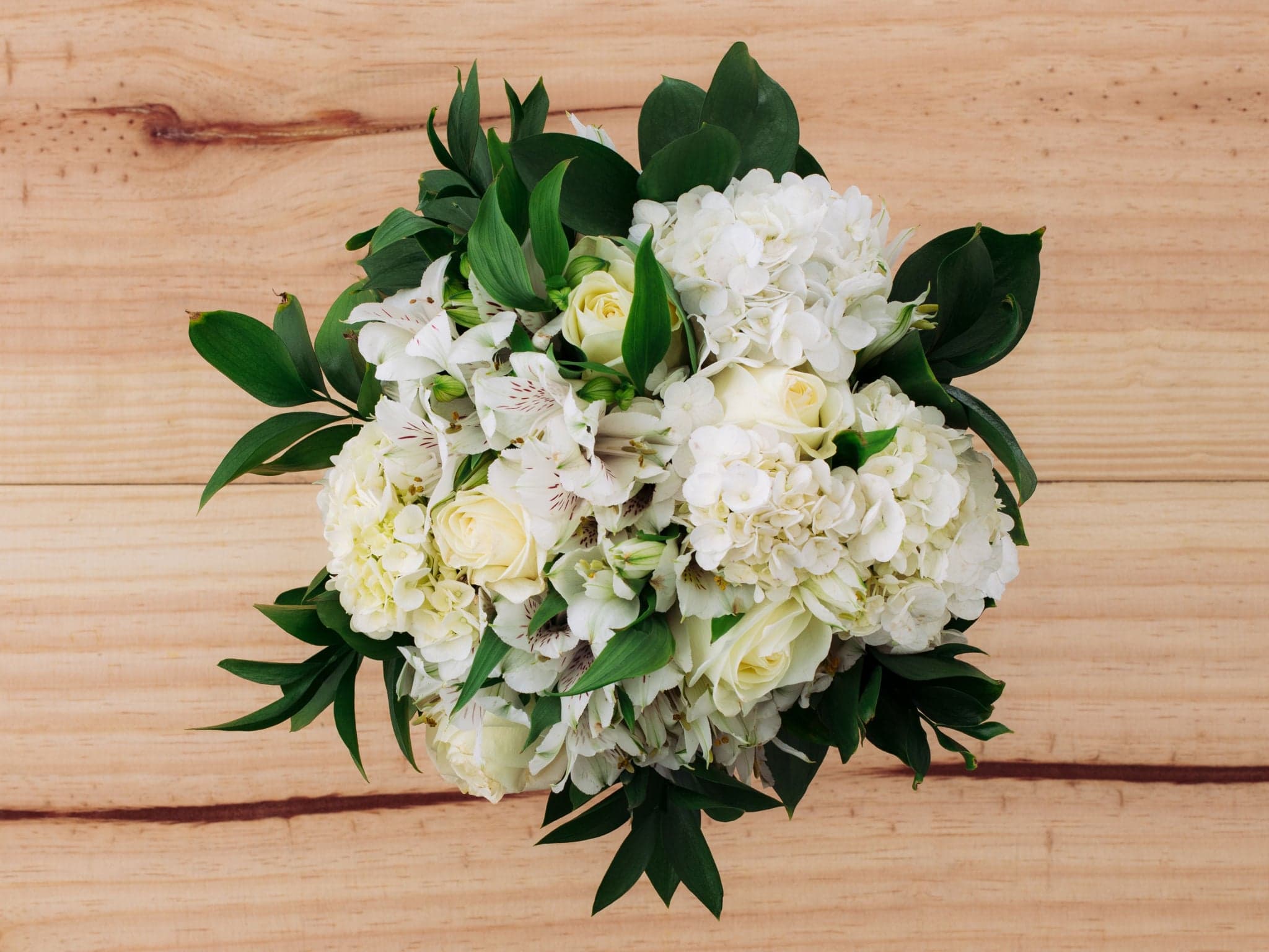 Arranjo de Alstroemérias, Rosas e Hortênsias Brancas - Juana M... — Arranjo de Alstroemérias, Rosas e Hortênsias Brancas - Juana Martinez