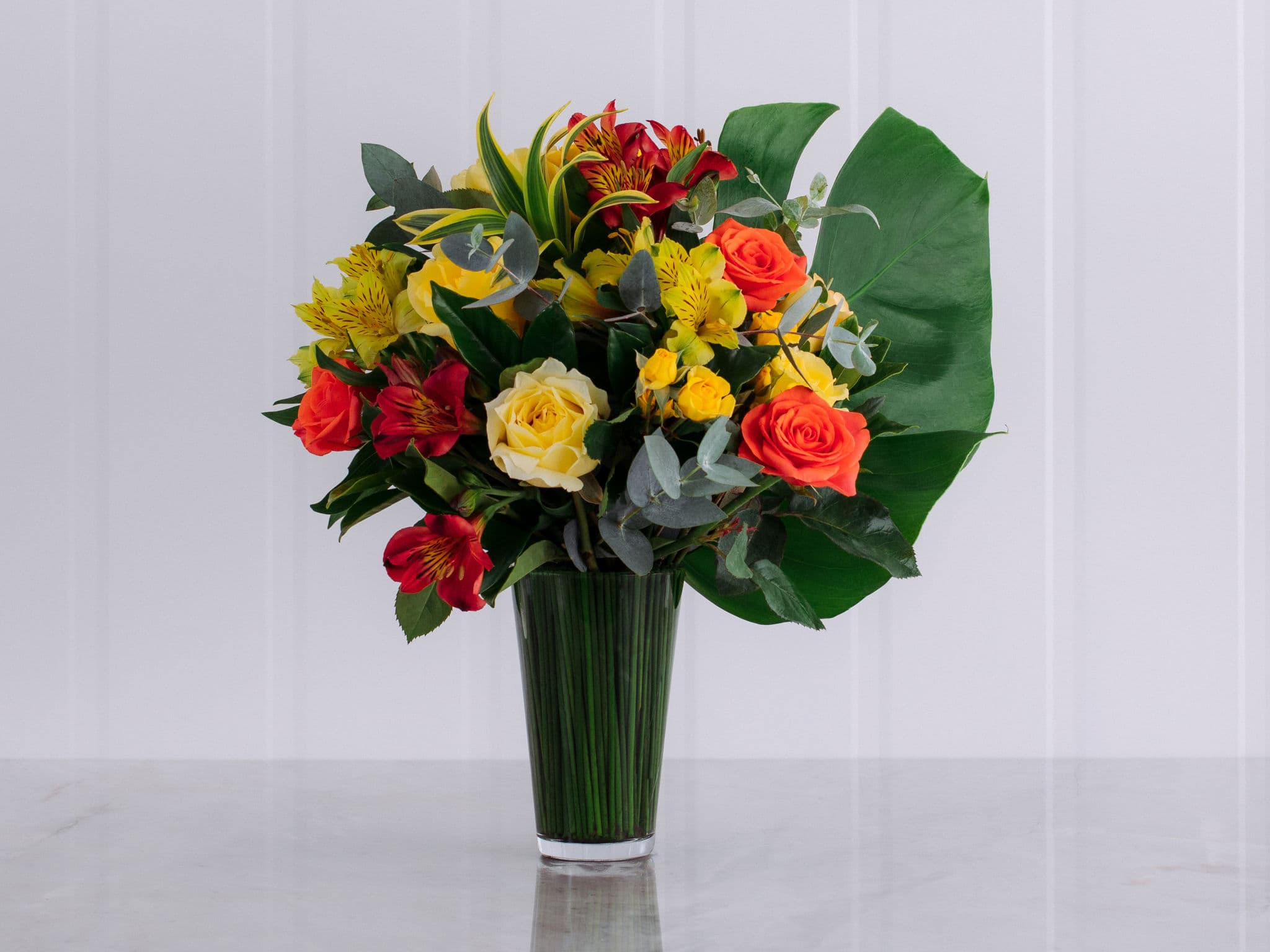 Arranjo de Rosas Amarelas e Alstroemérias Vermelhas com Folhagens — Arranjo de Rosas Amarelas e Alstroemérias Vermelhas com Folhagens