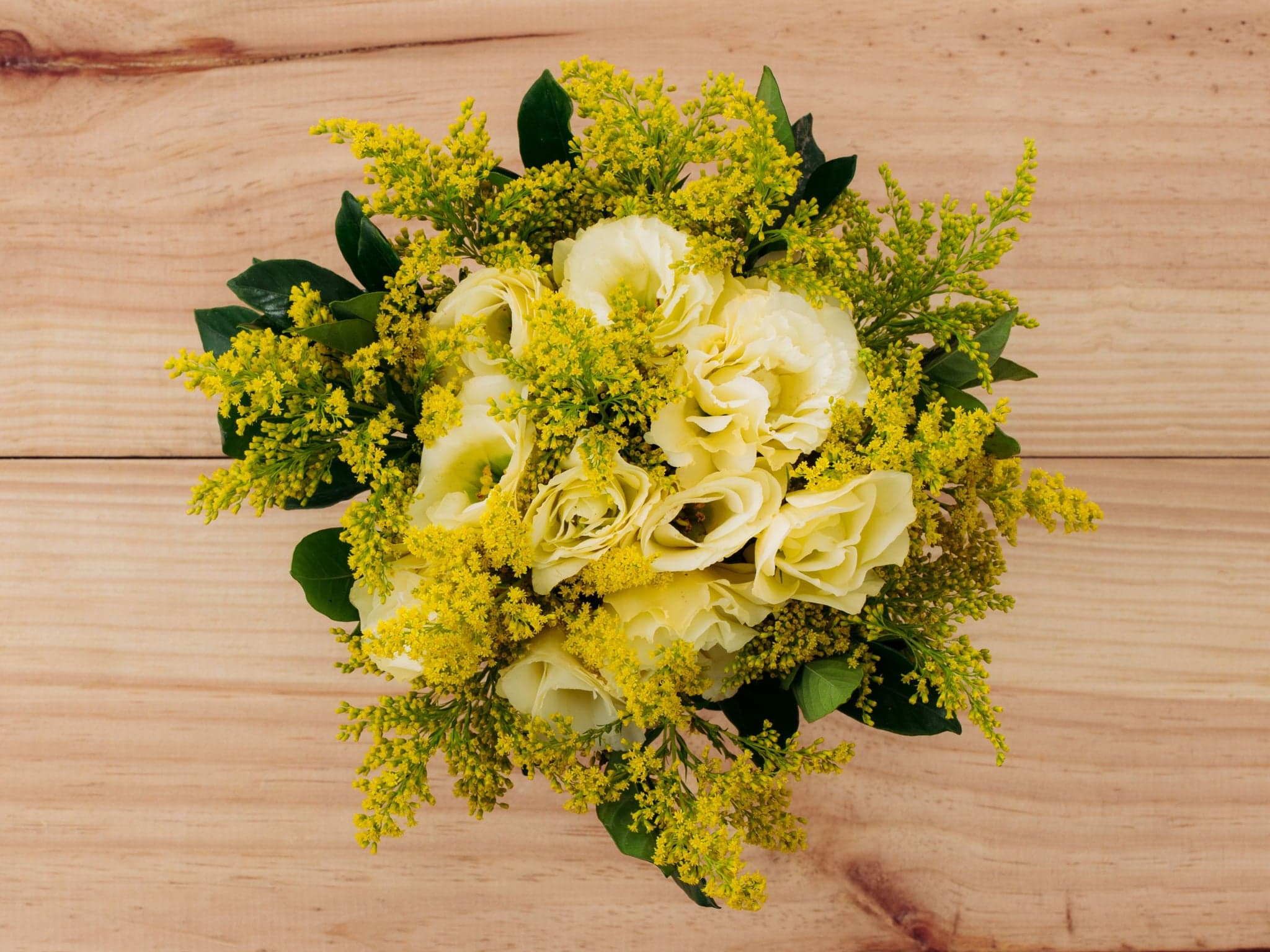 Arranjo de Lisianthus Amarelos em Vaso com Folhagens - Juana M...