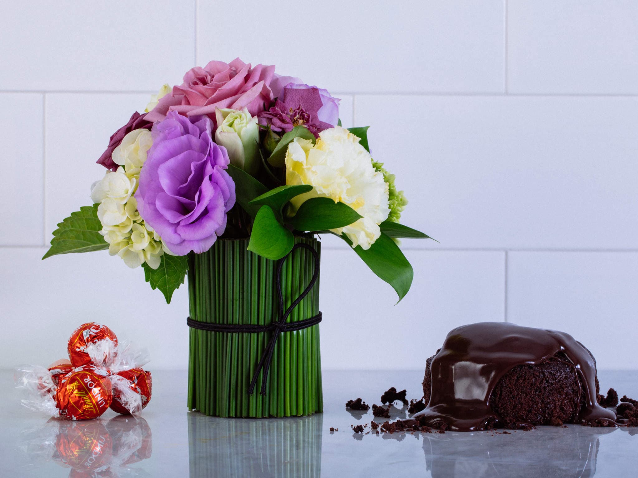 Arranjo de Flores em Vaso com Junco com Chocolate e Bolo Briga... — Arranjo de Flores em Vaso com Junco com Chocolate e Bolo Brigadíssimo