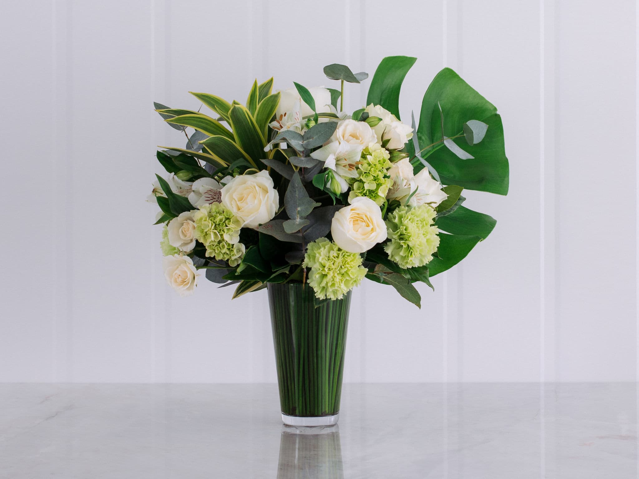 Arranjo de Rosas e Alstroemérias Brancas em Vaso com Folhagens — Arranjo de Rosas e Alstroemérias Brancas em Vaso com Folhagens