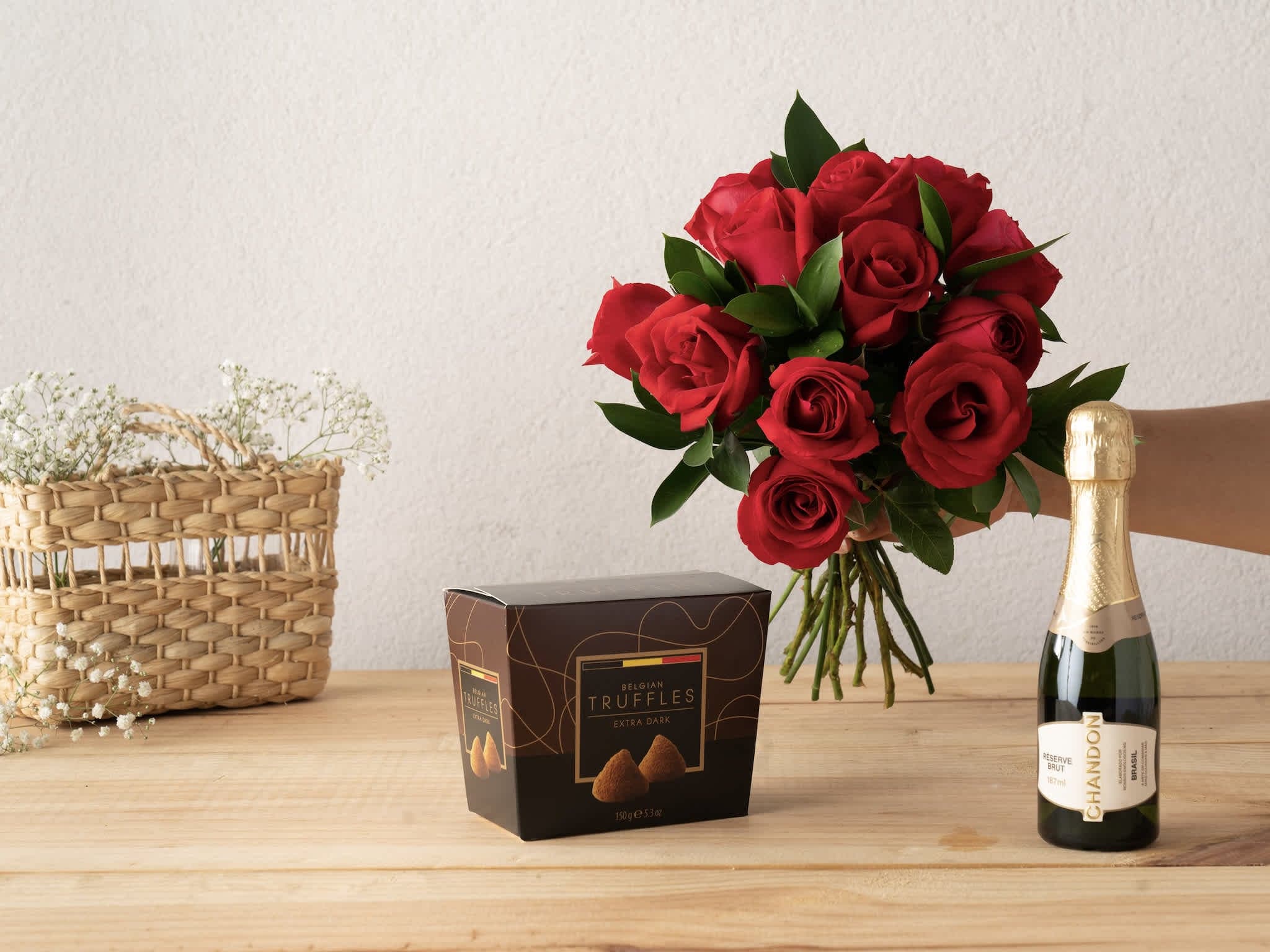 10 Rosas Vermelhas, Trufas e Baby Chandon Para Entrega — 10 Rosas Vermelhas, Trufas e Baby Chandon Para Entrega