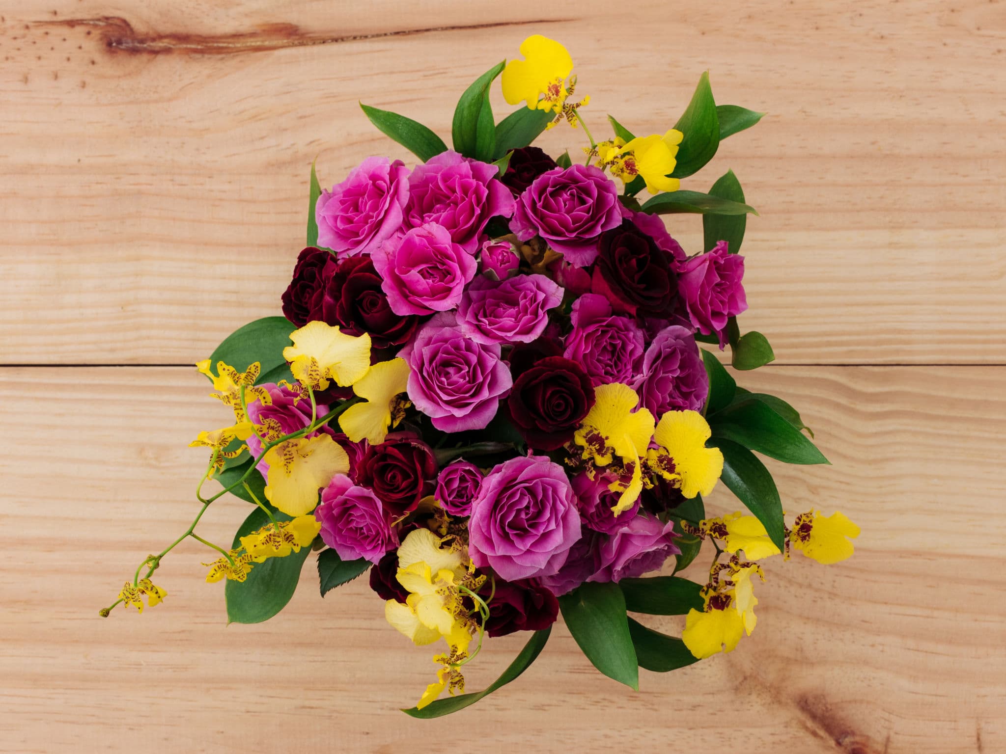 Arranjo de Rosas, Orquídea com Folhagens e Vaso de Haran - Jua...