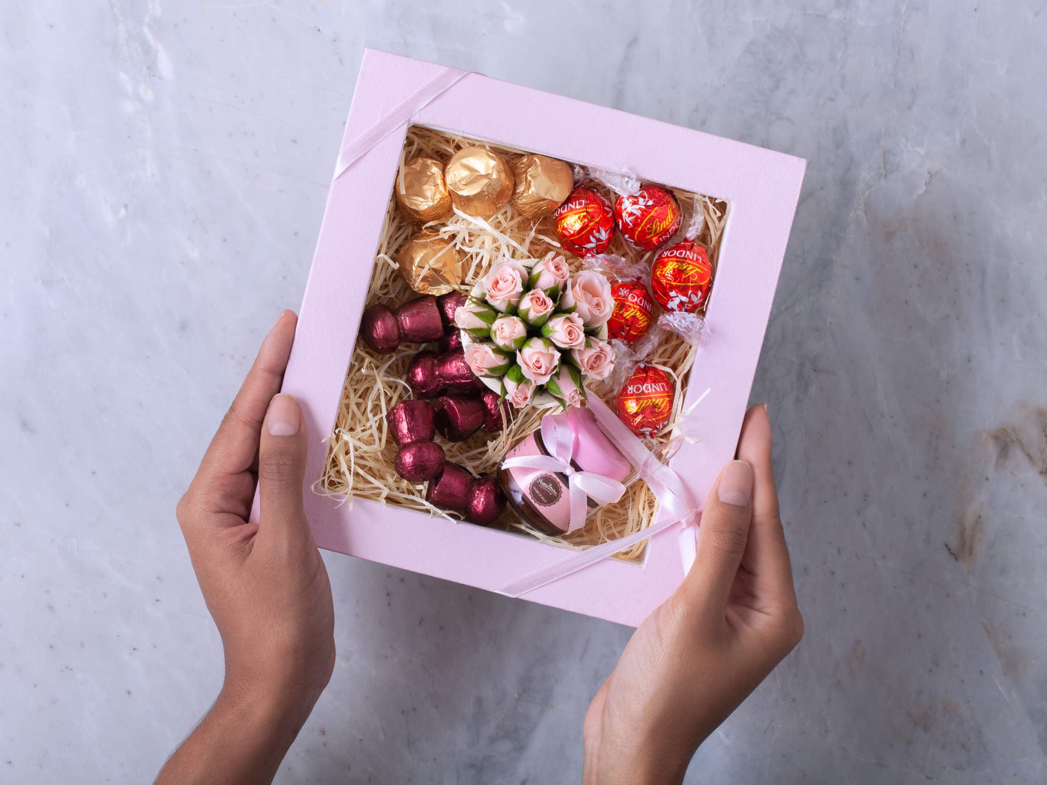 Caixa de Presente com Rosas, Chocolate e Brownies Para Entrega — Caixa de Presente com Rosas, Chocolate e Brownies Para Entrega