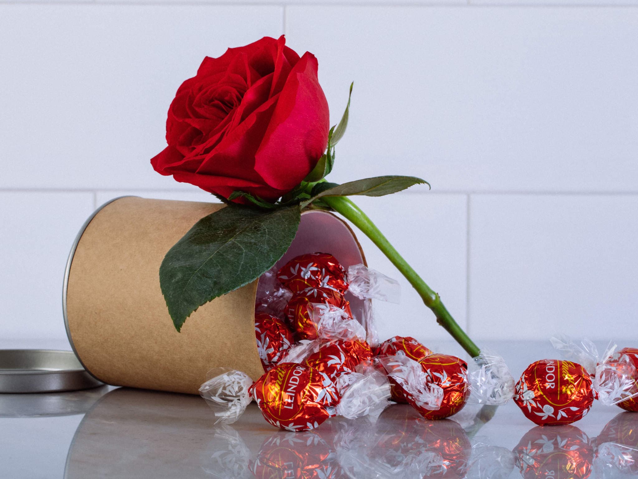 Cesta de Presente com Rosa Colombiana Vermelha e Chocolate Lindt