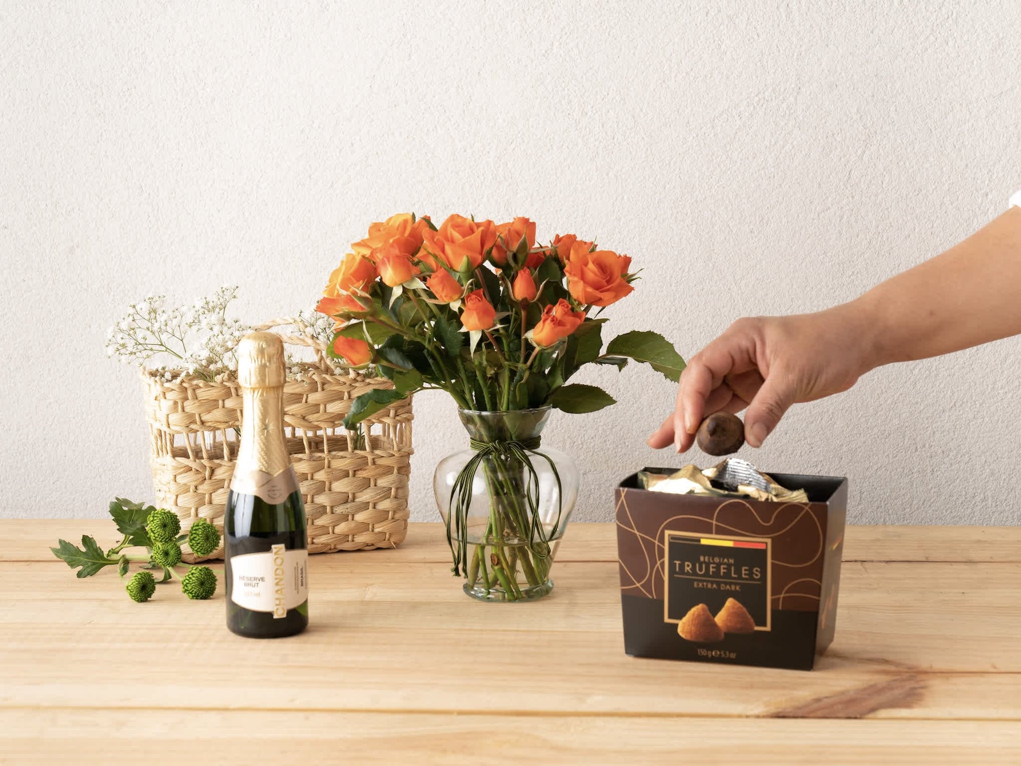 Flor de Canto Laranja, Trufas e Baby Chandon Para Entrega — Flor de Canto Laranja, Trufas e Baby Chandon Para Entrega
