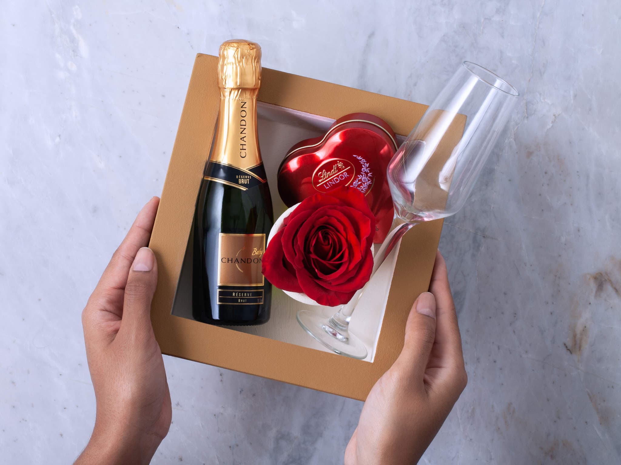 Caixa com Rosa, Espumante Chandon, Chocolate Lindt e Taça de V... — Caixa com Rosa, Espumante Chandon, Chocolate Lindt e Taça de Vidro