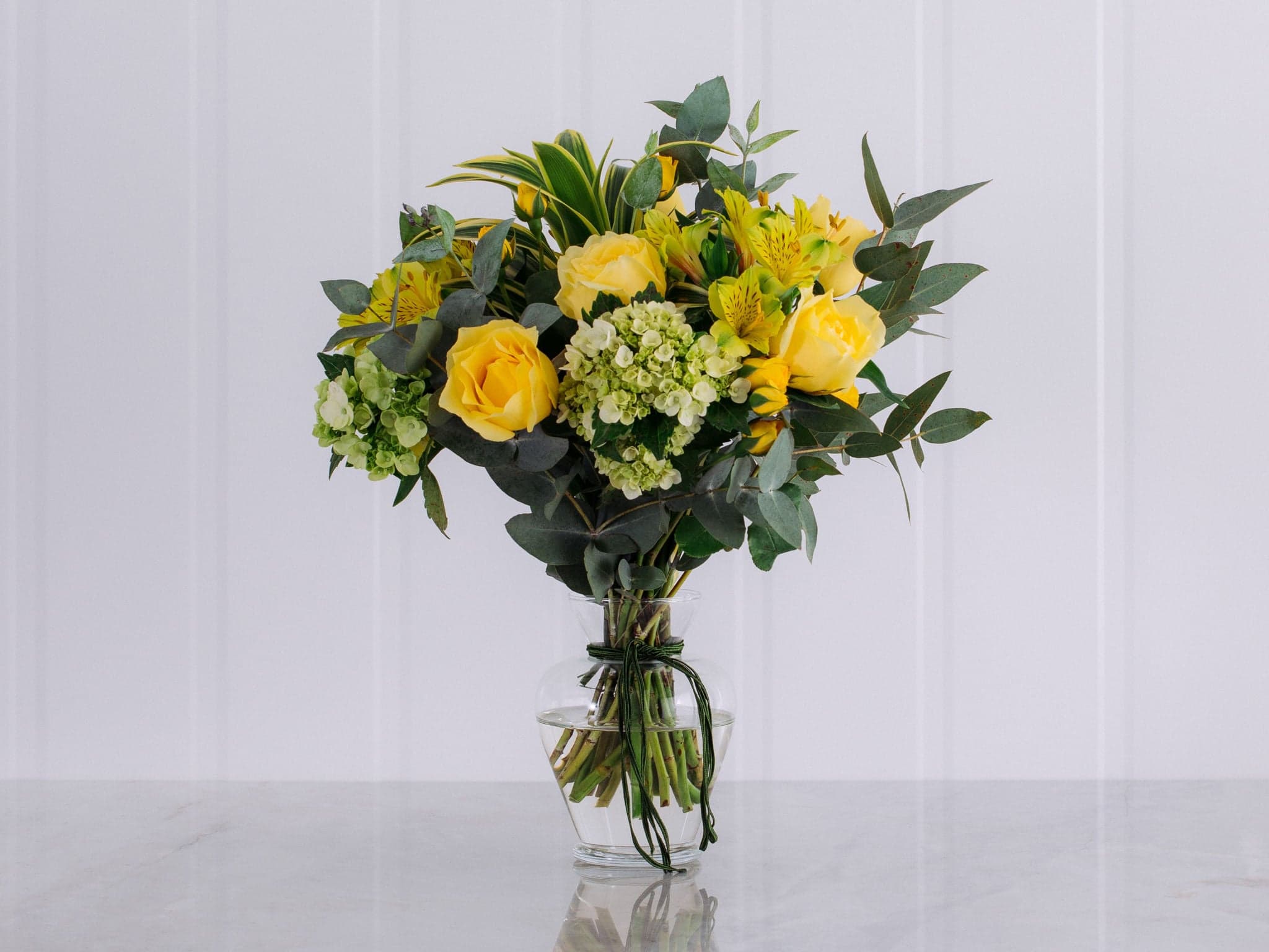 Arranjo de Rosas e Alstroemérias Amarelas e Hortênsias em Vaso...