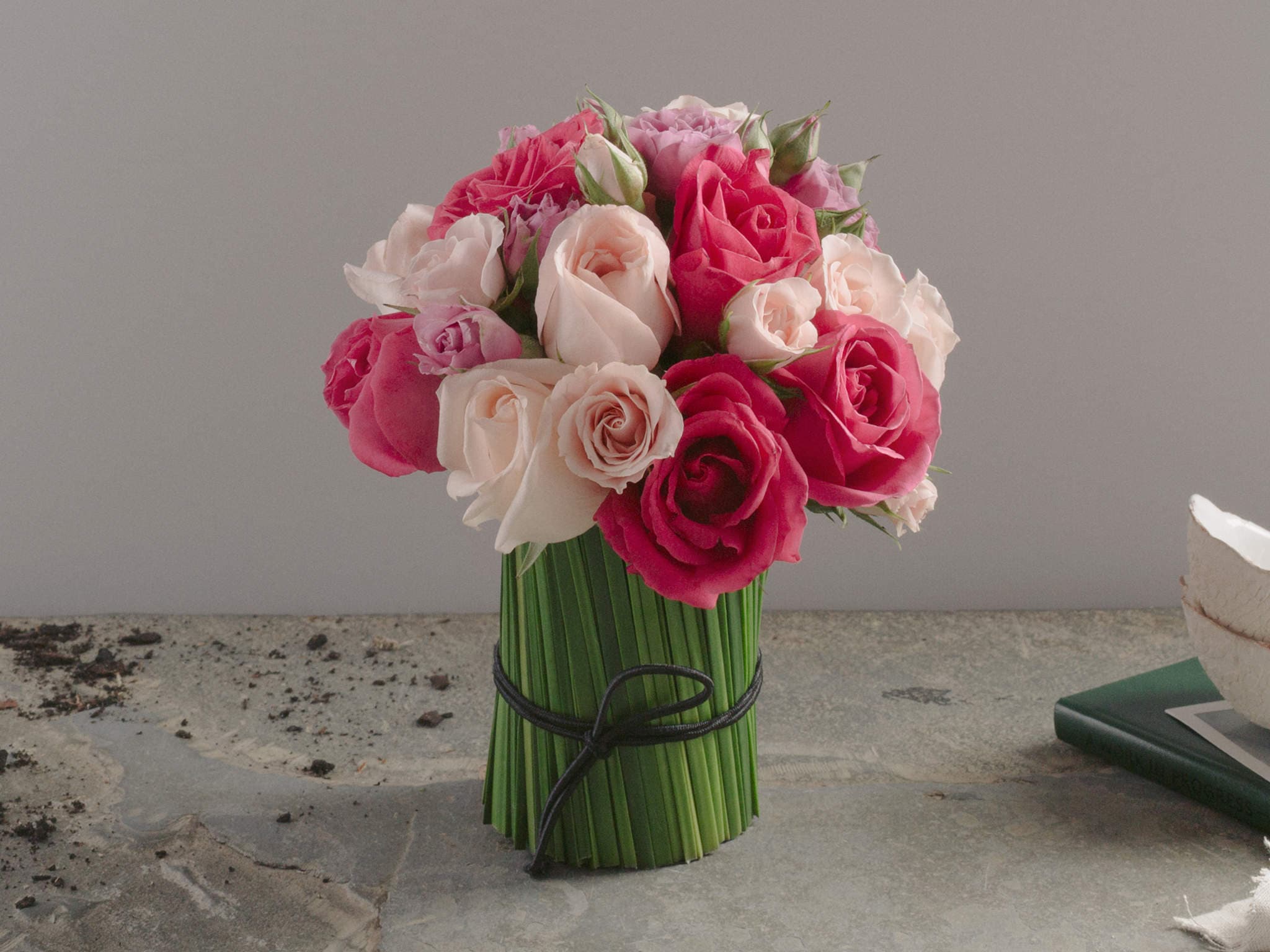 Arranjo de Rosas Rosadas em Vaso de Vidro com Junco — Arranjo de Rosas Rosadas em Vaso de Vidro com Junco