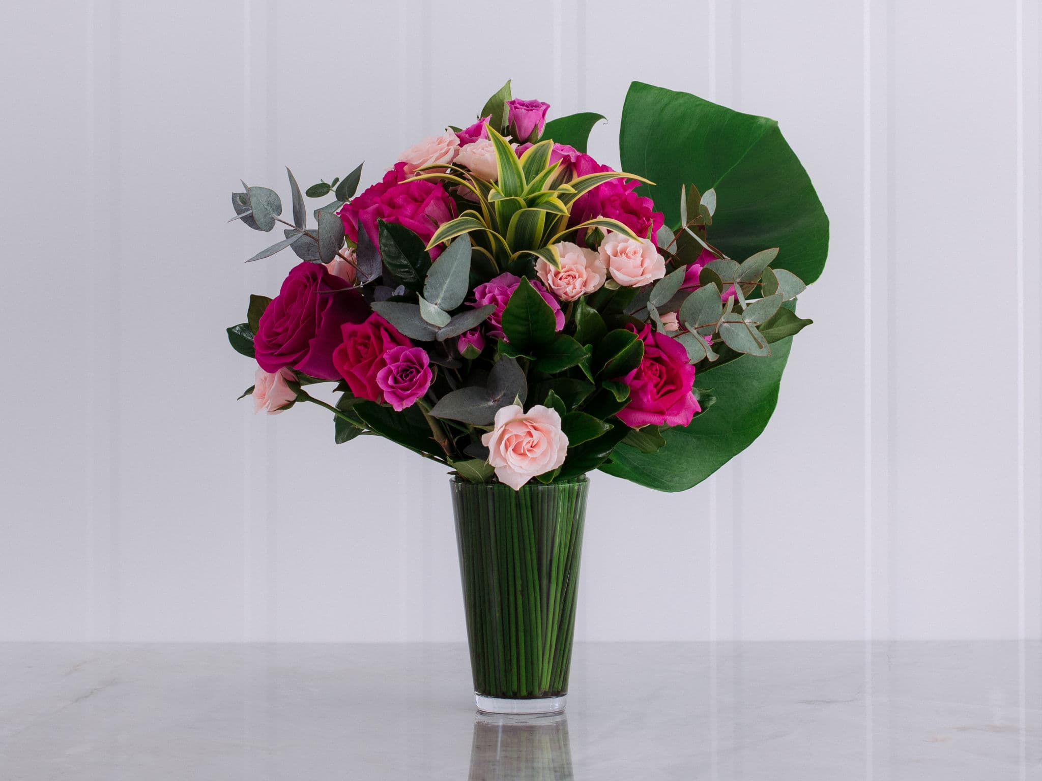 Arranjo de Rosas Rosadas em Vaso com Folhagens — Arranjo de Rosas Rosadas em Vaso com Folhagens