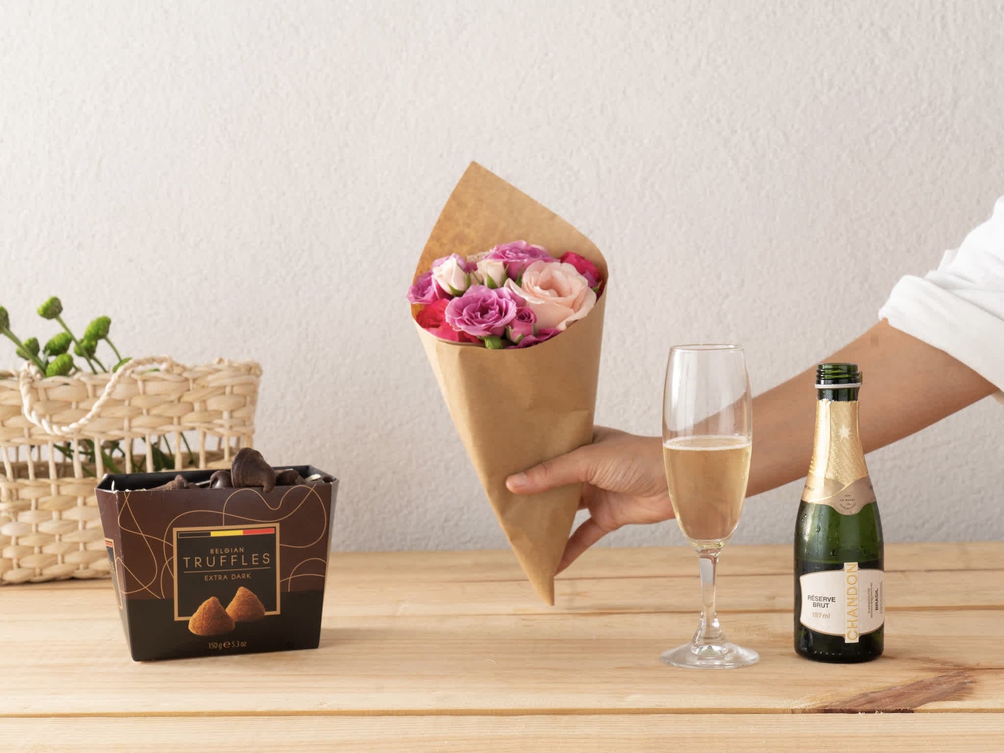 União Eterna, Trufas e Baby Chandon Para Entrega — União Eterna, Trufas e Baby Chandon Para Entrega