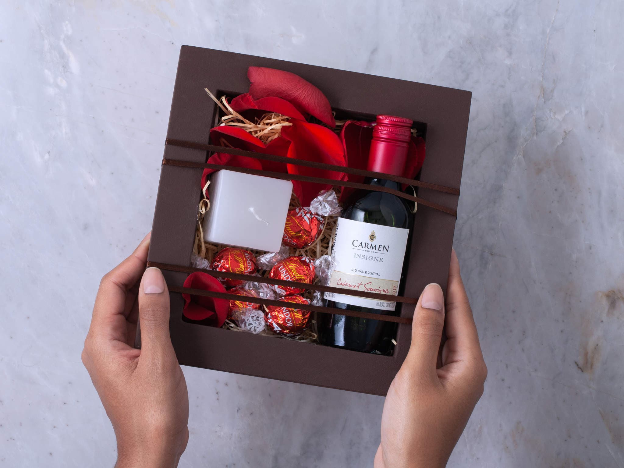 Caixa Romântica com Pétalas de Rosas, Vinho Carmen, Chocolate... — Caixa Romântica com Pétalas de Rosas, Vinho Carmen, Chocolate Lindt e Velas