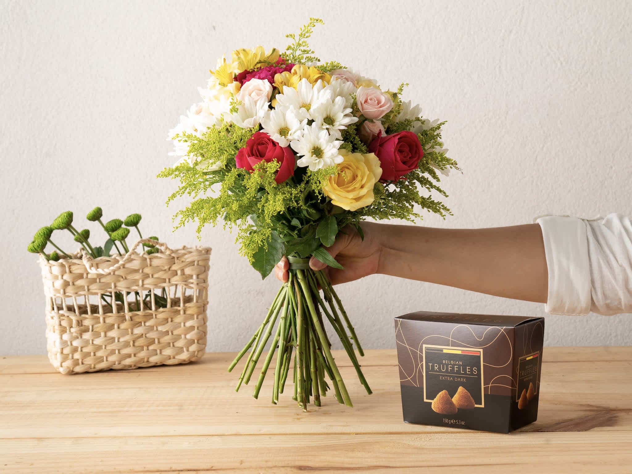 Buquê Primavera e Trufas Belgas Para Entrega — Buquê Primavera e Trufas Belgas Para Entrega