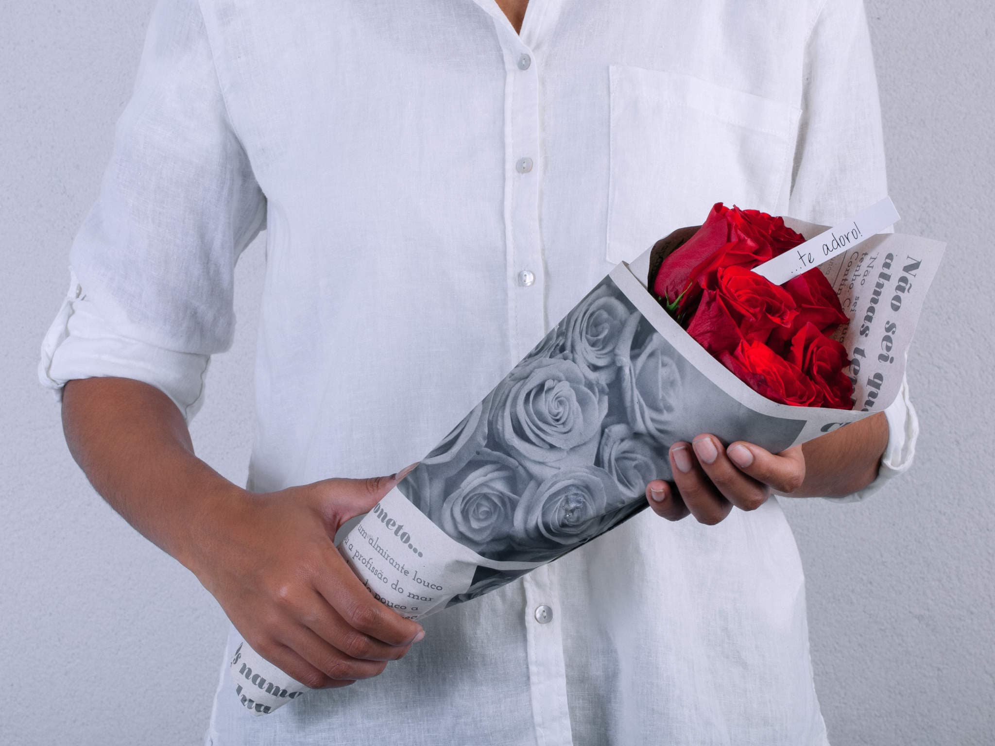 Buquê de 6 Rosas Vermelhas Enrolado em Jornal — Buquê de 6 Rosas Vermelhas Enrolado em Jornal