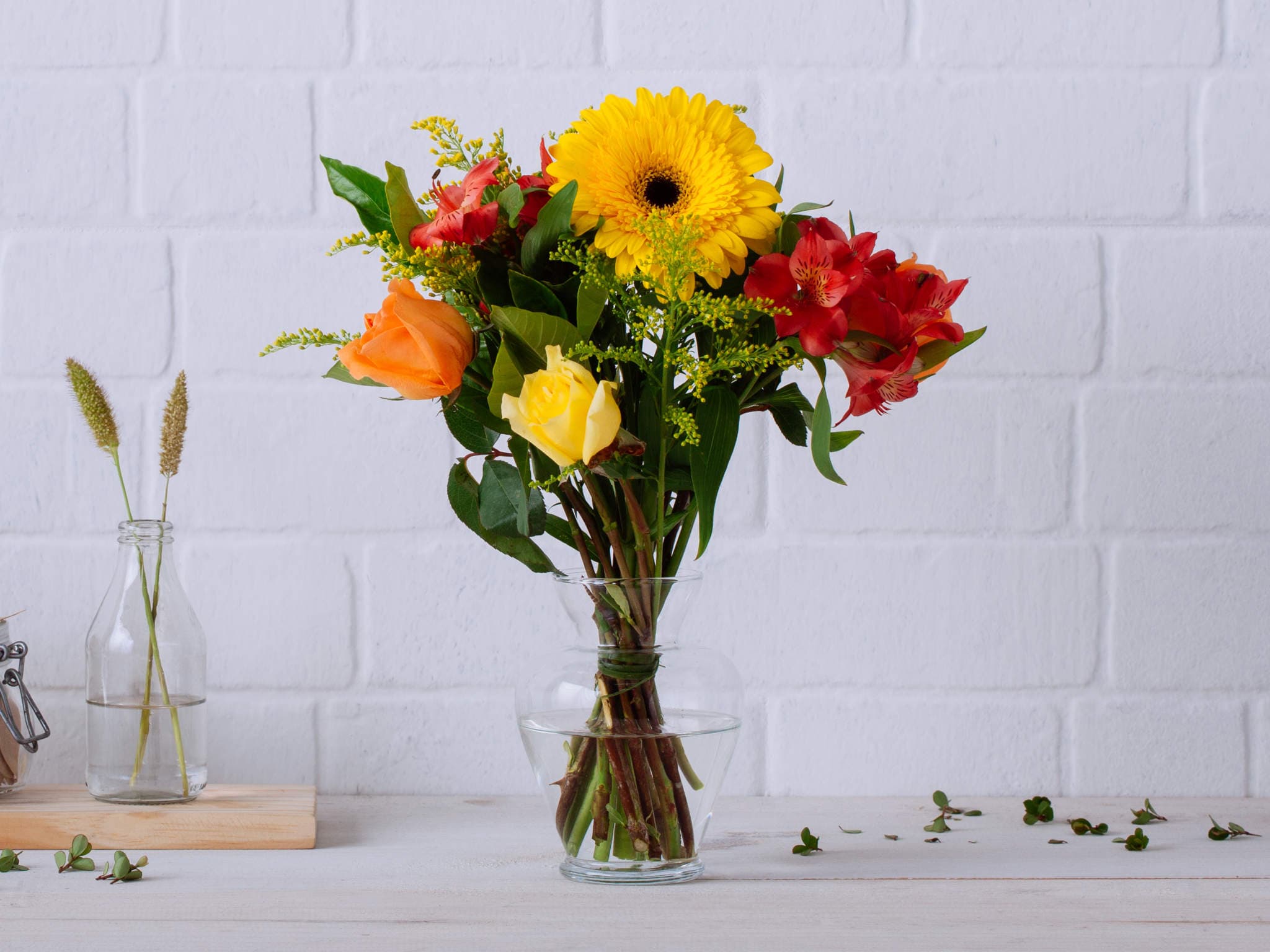 Arranjo de Flores do Campo, Gérberas e Rosas em Vaso Para Entrega