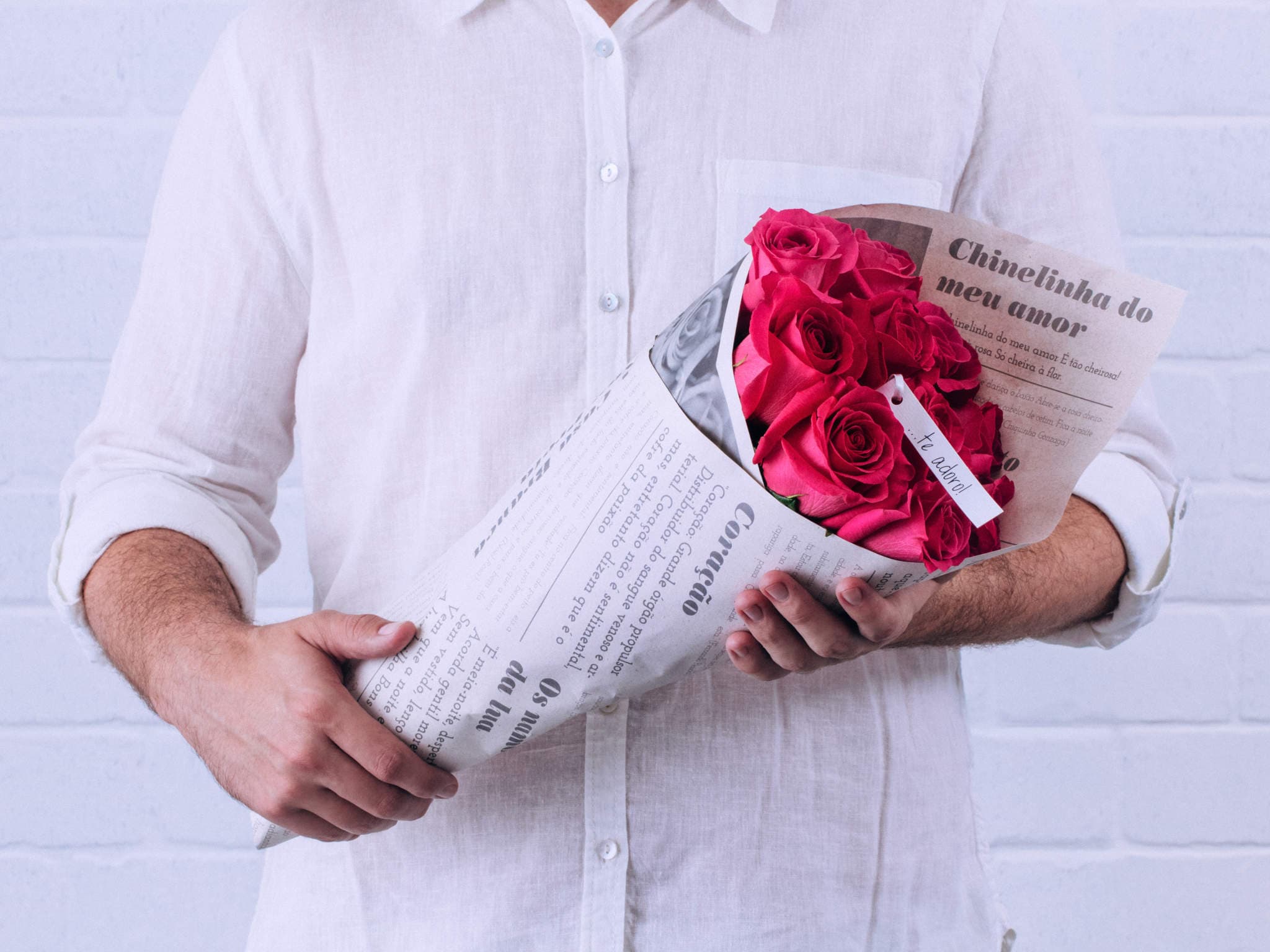 Buquê de 10 Rosas Pink enrolado em Jornal Para Entrega — Buquê de 10 Rosas Pink enrolado em Jornal Para Entrega