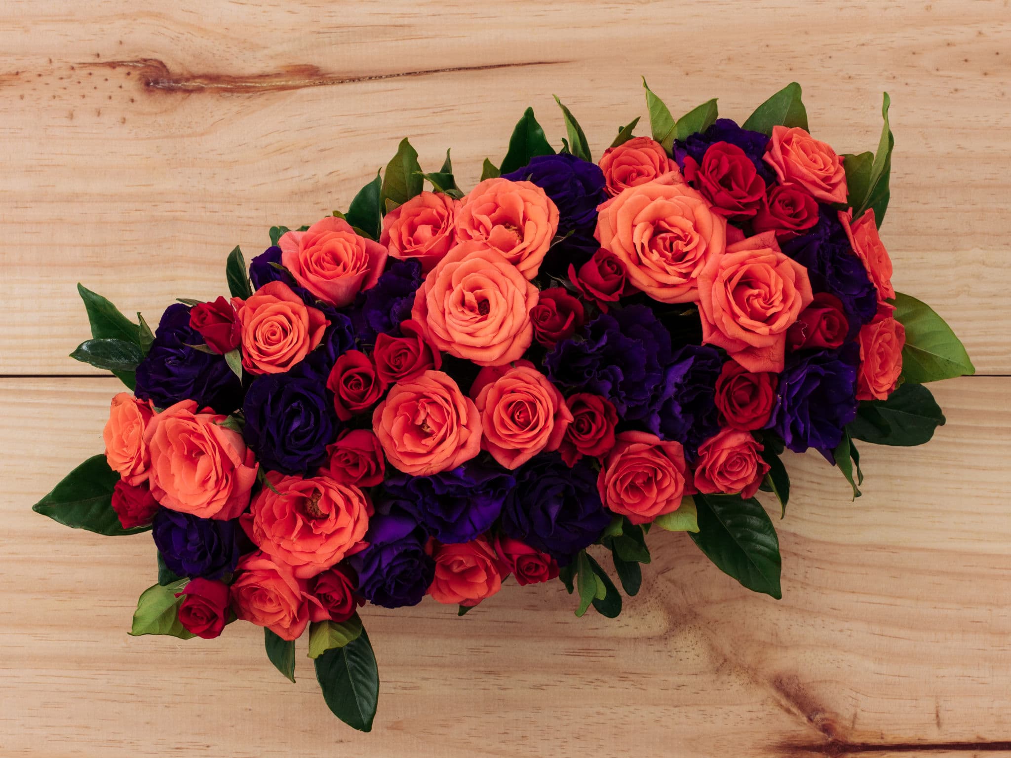 Arranjo de Rosas e Lisianthus em Base de Madeira - Juana Martinez