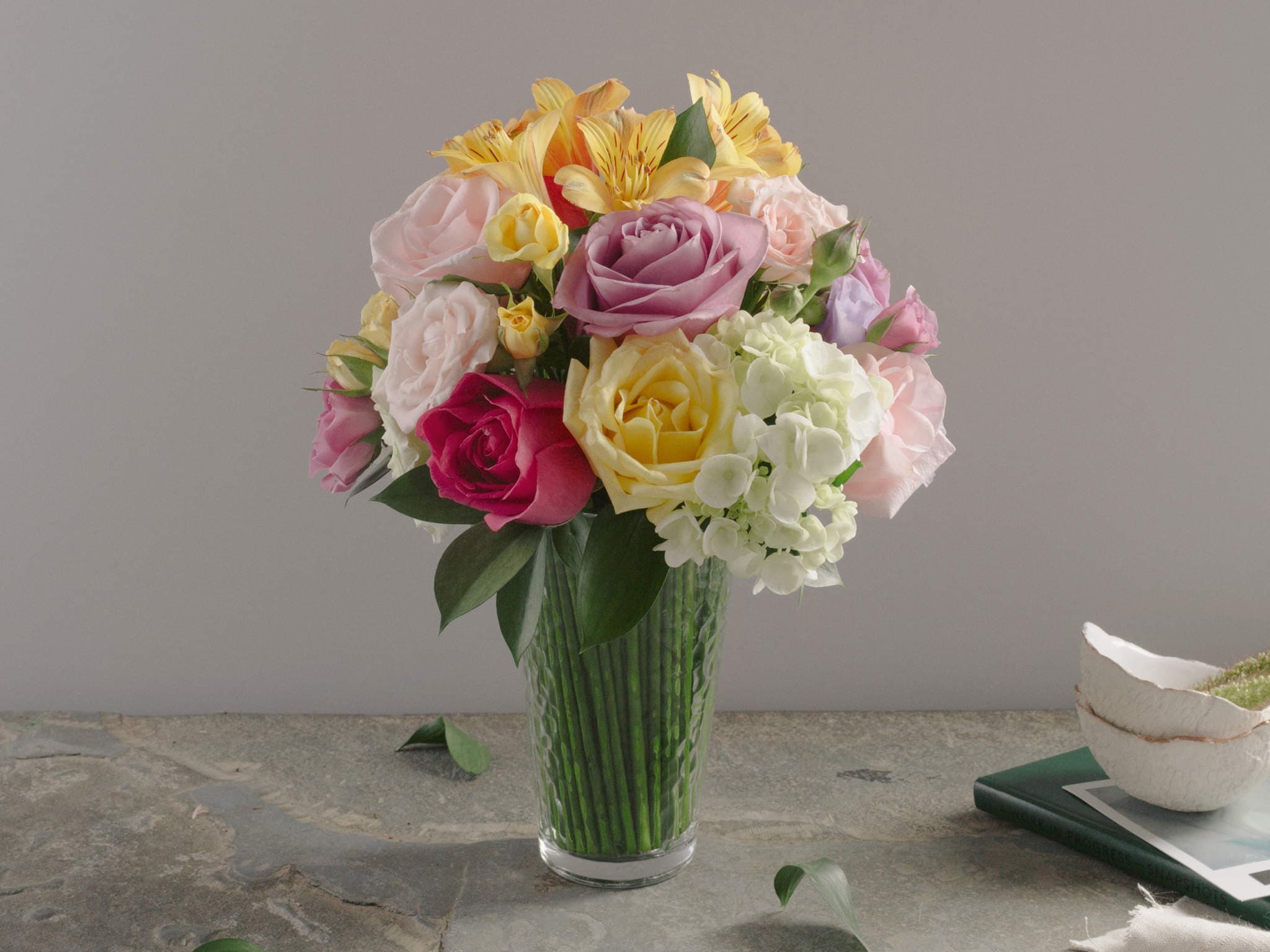 Arranjo de Flores Coloridas em Vaso Para Entrega — Arranjo de Flores Coloridas em Vaso Para Entrega