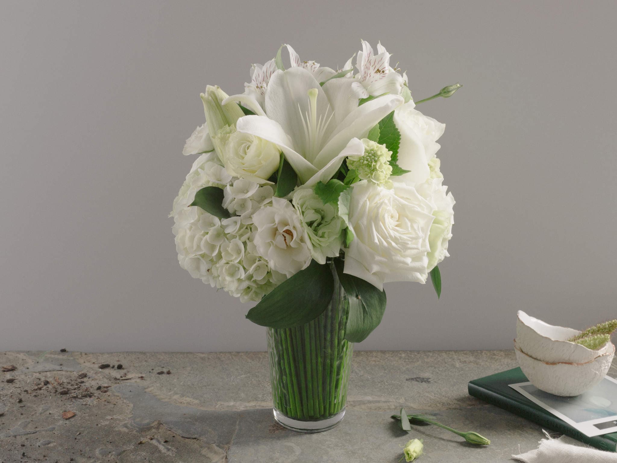 Arranjo de Rosas, Hortênsias e Lírios Brancos em Vaso com Junco