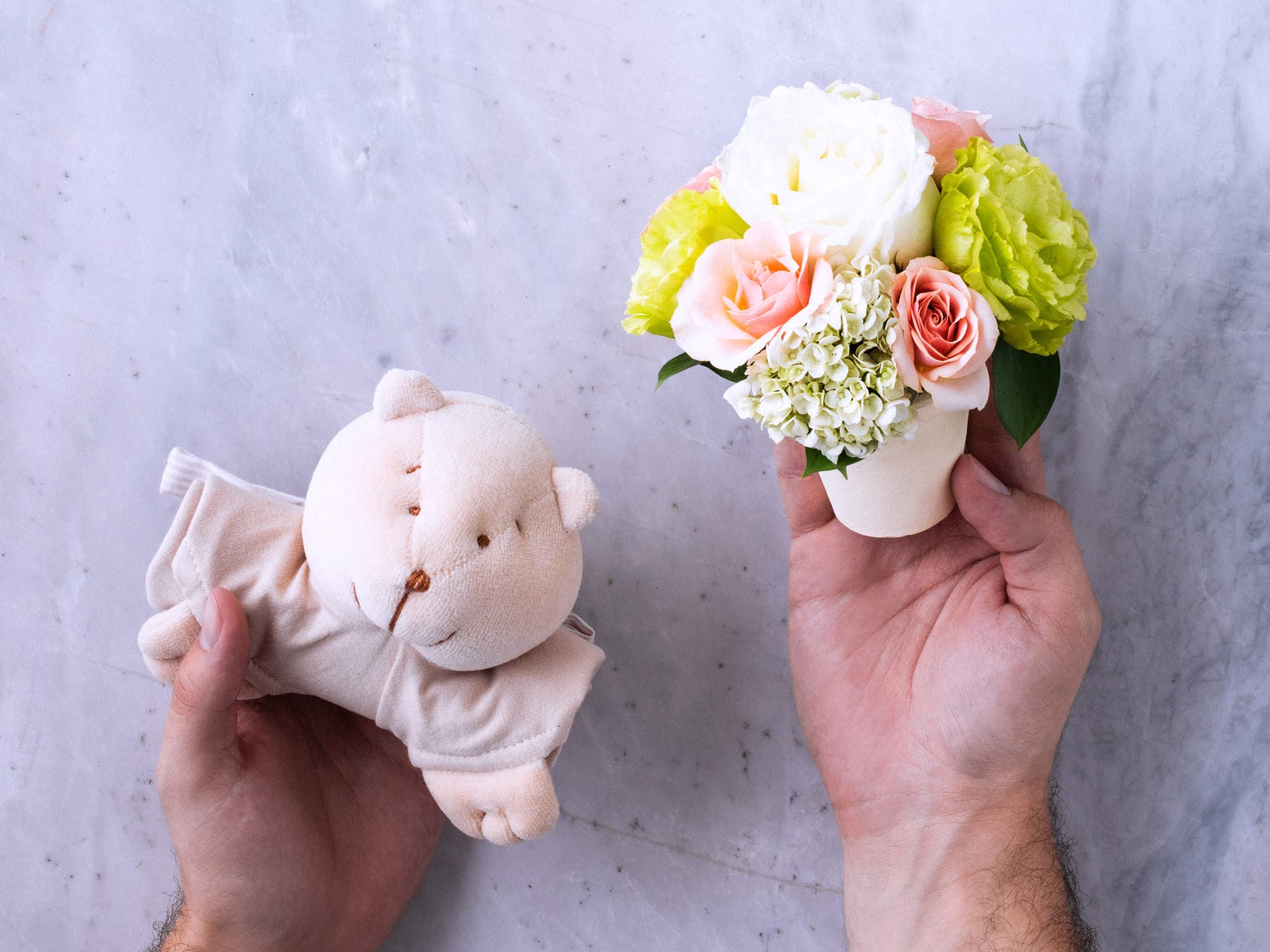 Cesta de Presente Maternidade com Flores e Urso Naninha — Cesta de Presente Maternidade com Flores e Urso Naninha