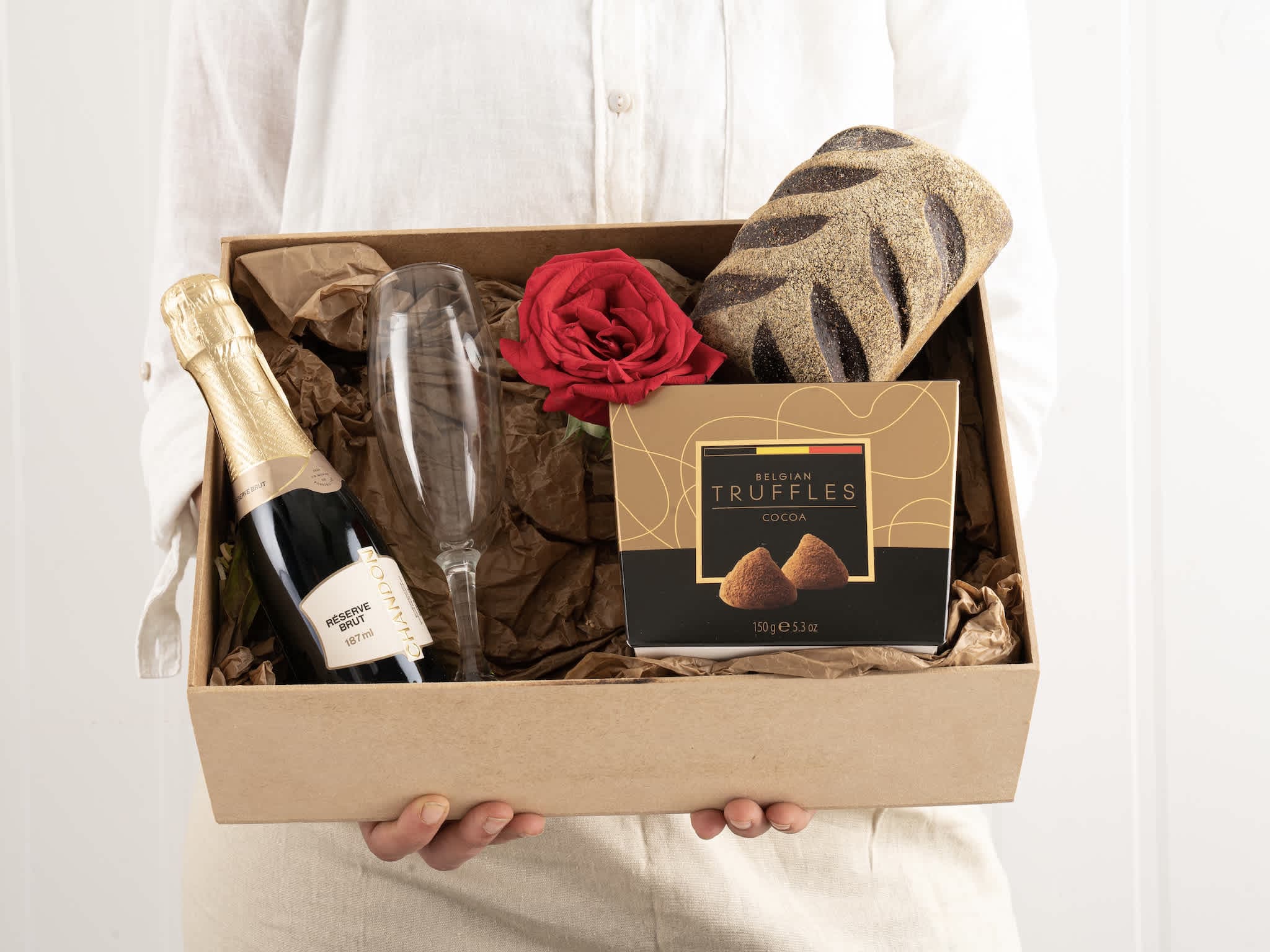 Espumante, Trufas e Rosa Para Entrega — Espumante, Trufas e Rosa Para Entrega