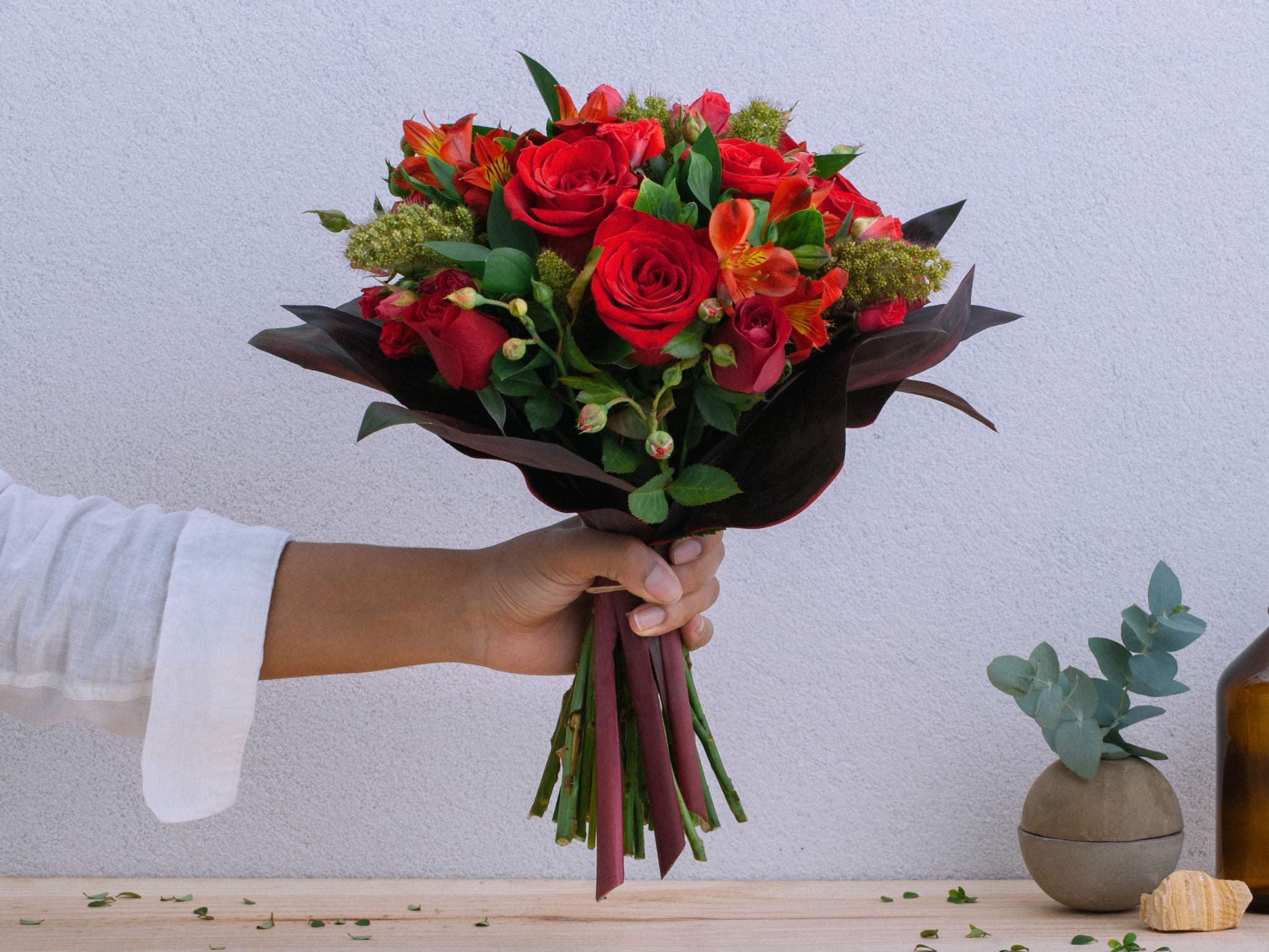 Buquê de Flores com Rosas Vermelhas e Alstromérias Para Entrega — Buquê de Flores com Rosas Vermelhas e Alstromérias Para Entrega