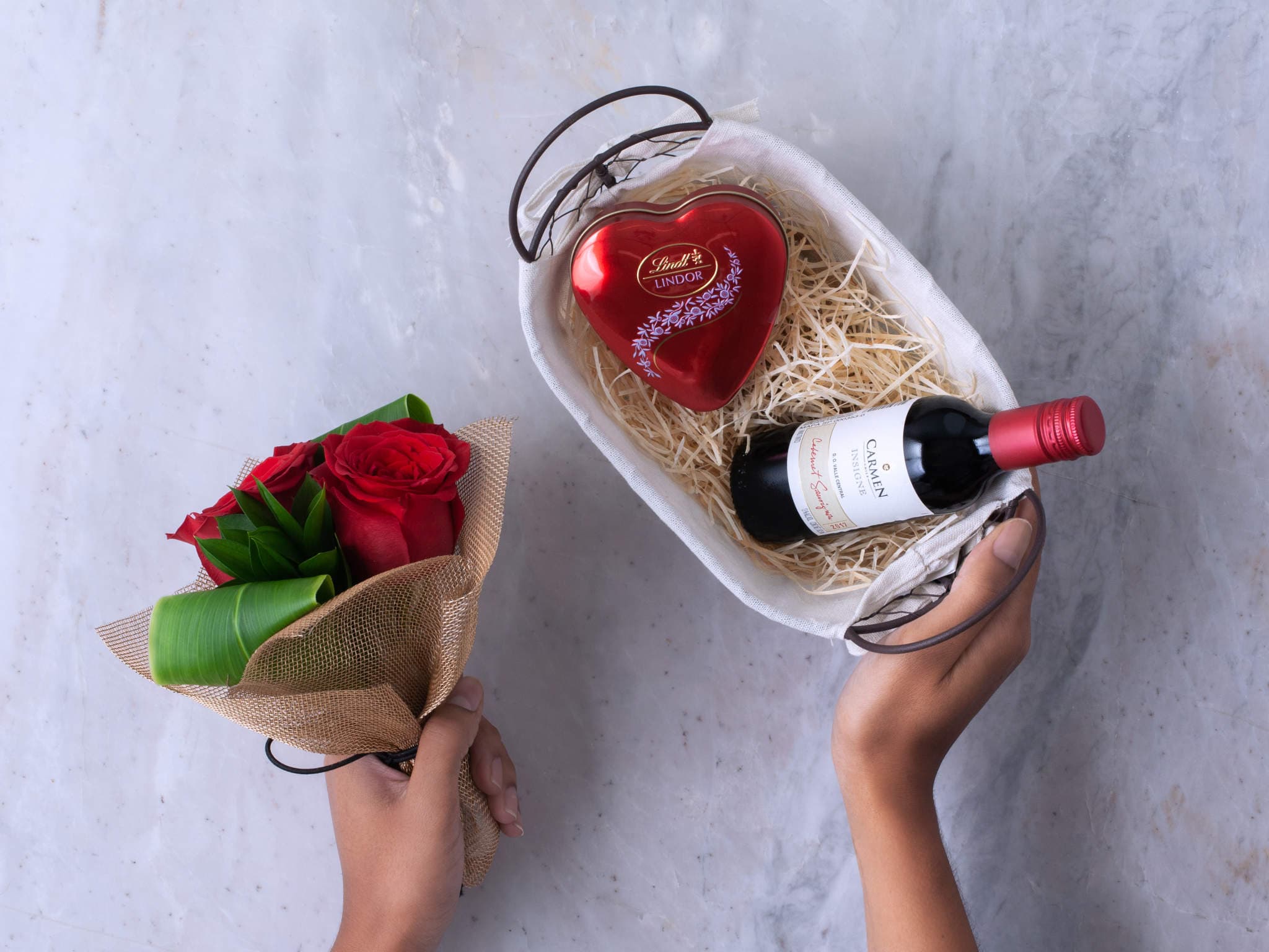 Cesta com Buquê de Rosas, Chocolate Lindt e Vinho Carmen Caber...