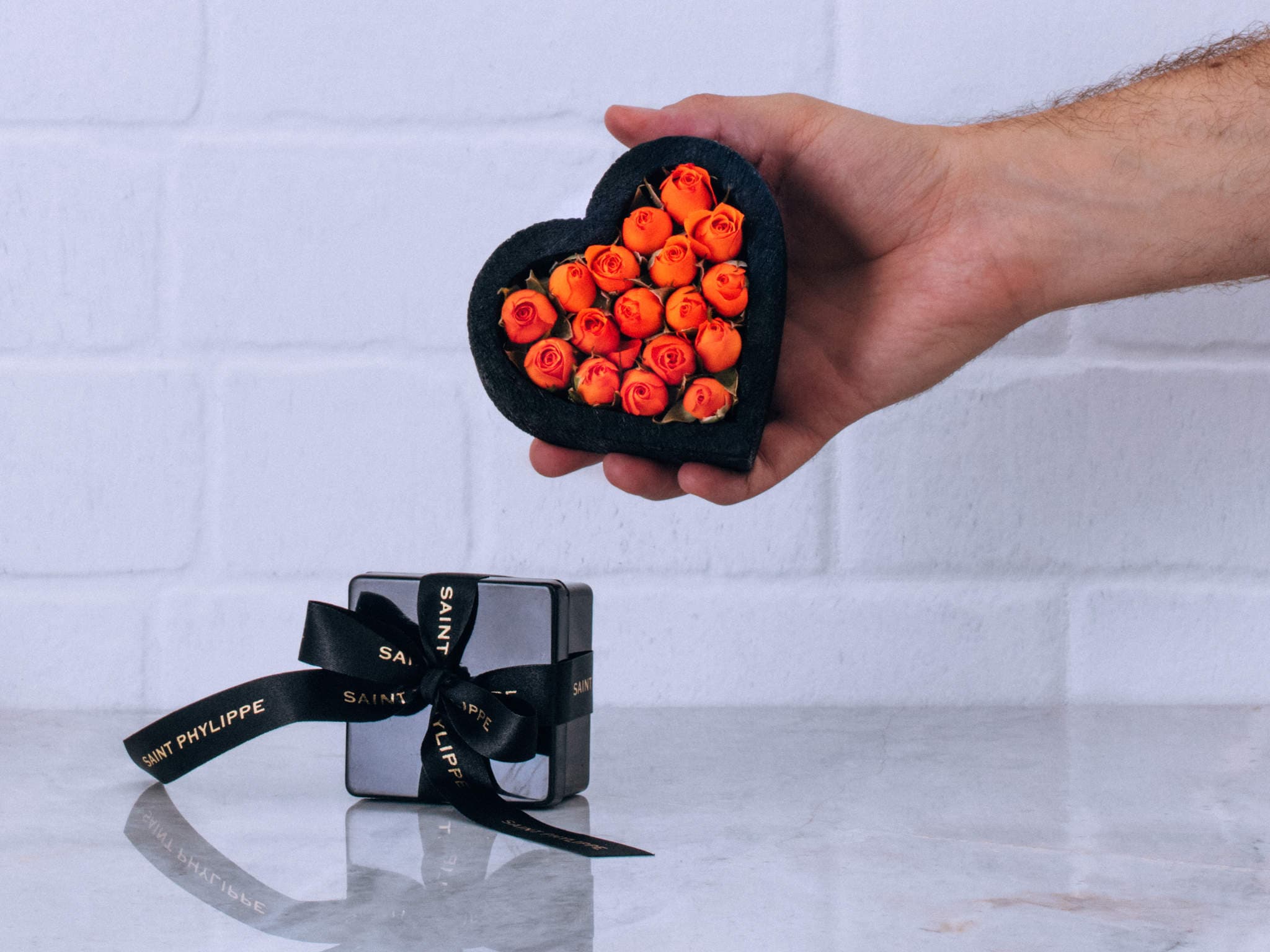 Coração de Mini Rosas Laranjas com Chocolate — Coração de Mini Rosas Laranjas com Chocolate