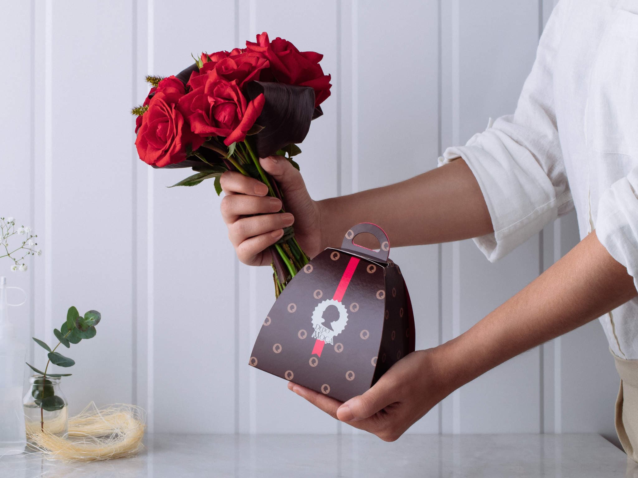 Buquê de Rosas Vermelhas com Cupcake de Chocolate — Buquê de Rosas Vermelhas com Cupcake de Chocolate