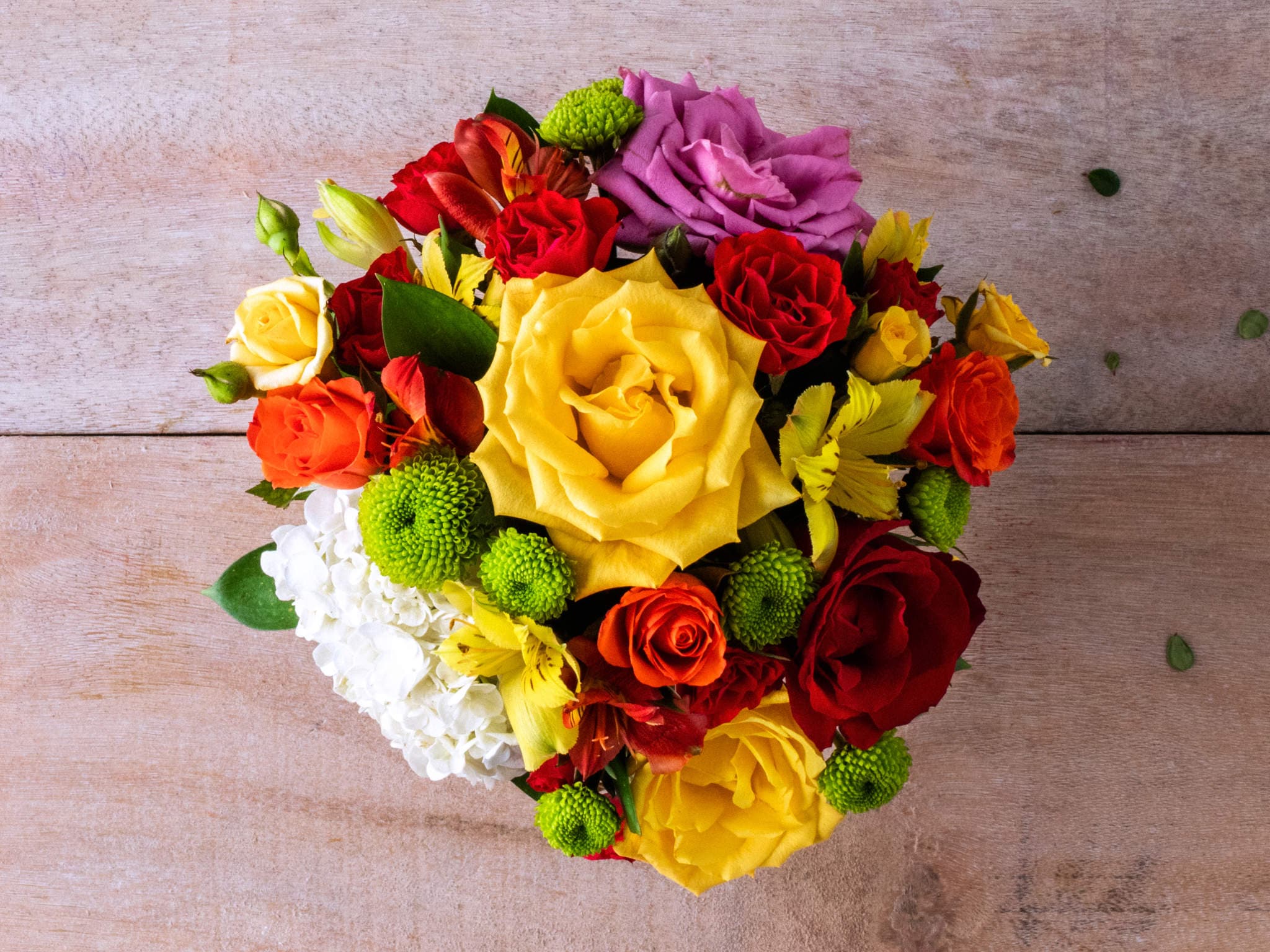 Arranjo de Alstroemérias, Rosas, Hortênsias e Crisântemos em Vaso