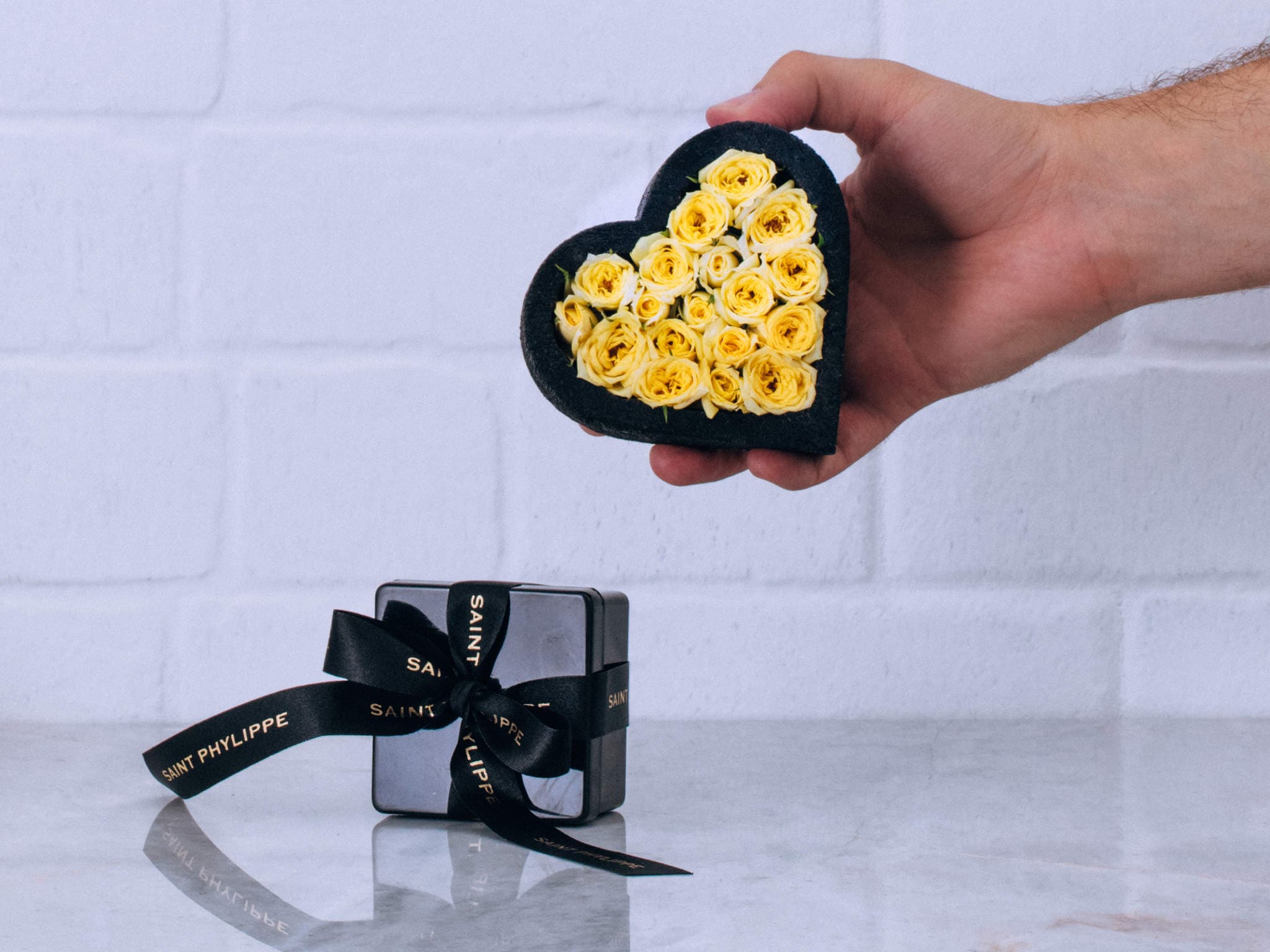 Coração de Mini Rosas Amarelas com Chocolate — Coração de Mini Rosas Amarelas com Chocolate