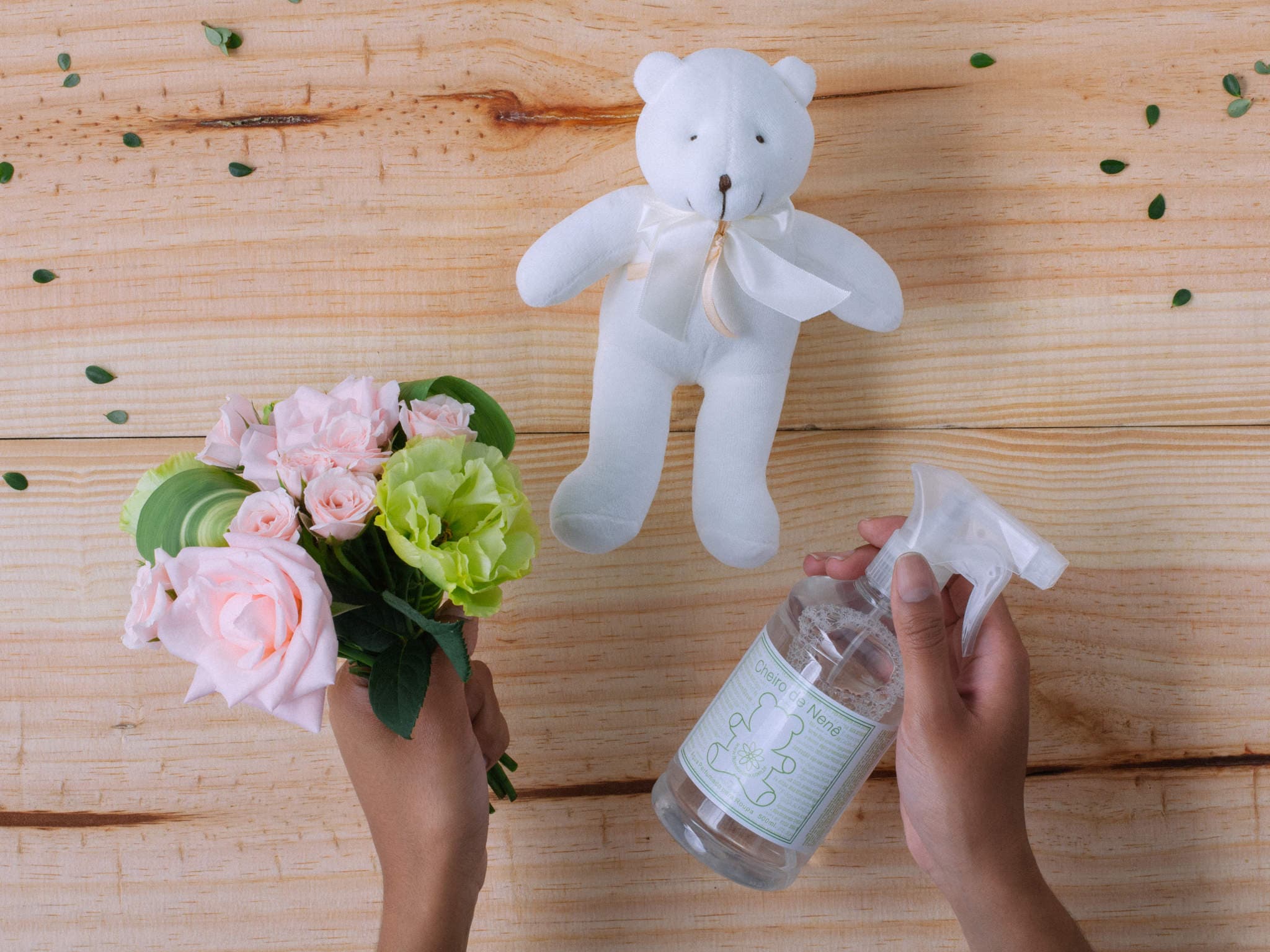 Buquê de Rosas e Lisianthus com Urso de Pelúcia Para Entrega — Buquê de Rosas e Lisianthus com Urso de Pelúcia Para Entrega