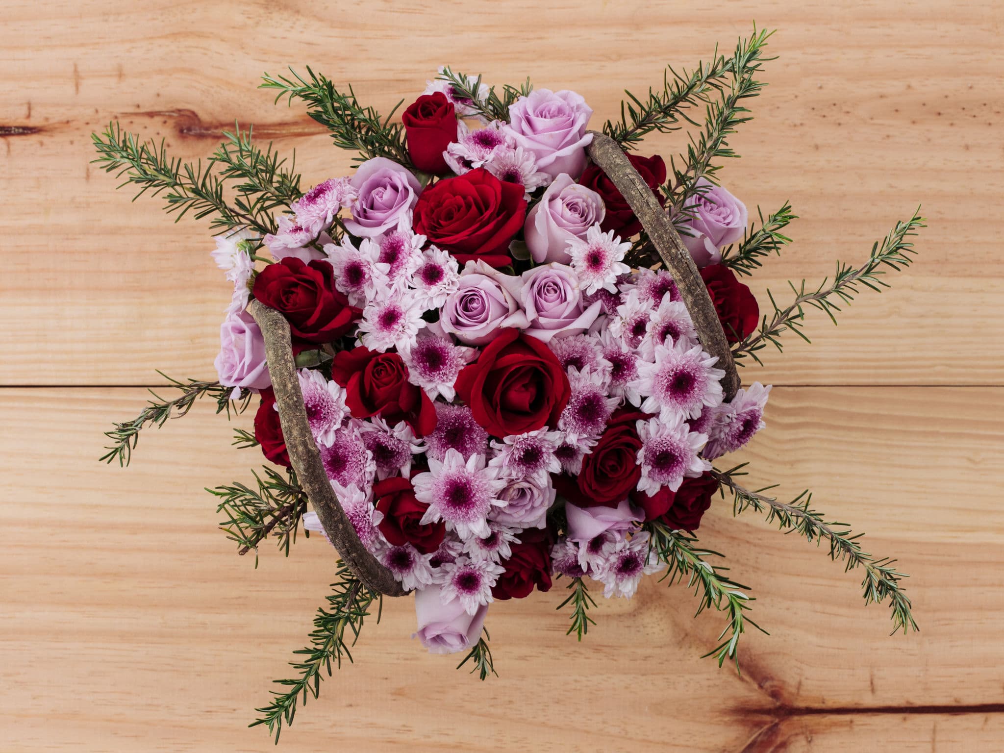 Arranjo de Crisântemos, Rosas e Alecrim - Juana Martinez — Arranjo de Crisântemos, Rosas e Alecrim - Juana Martinez