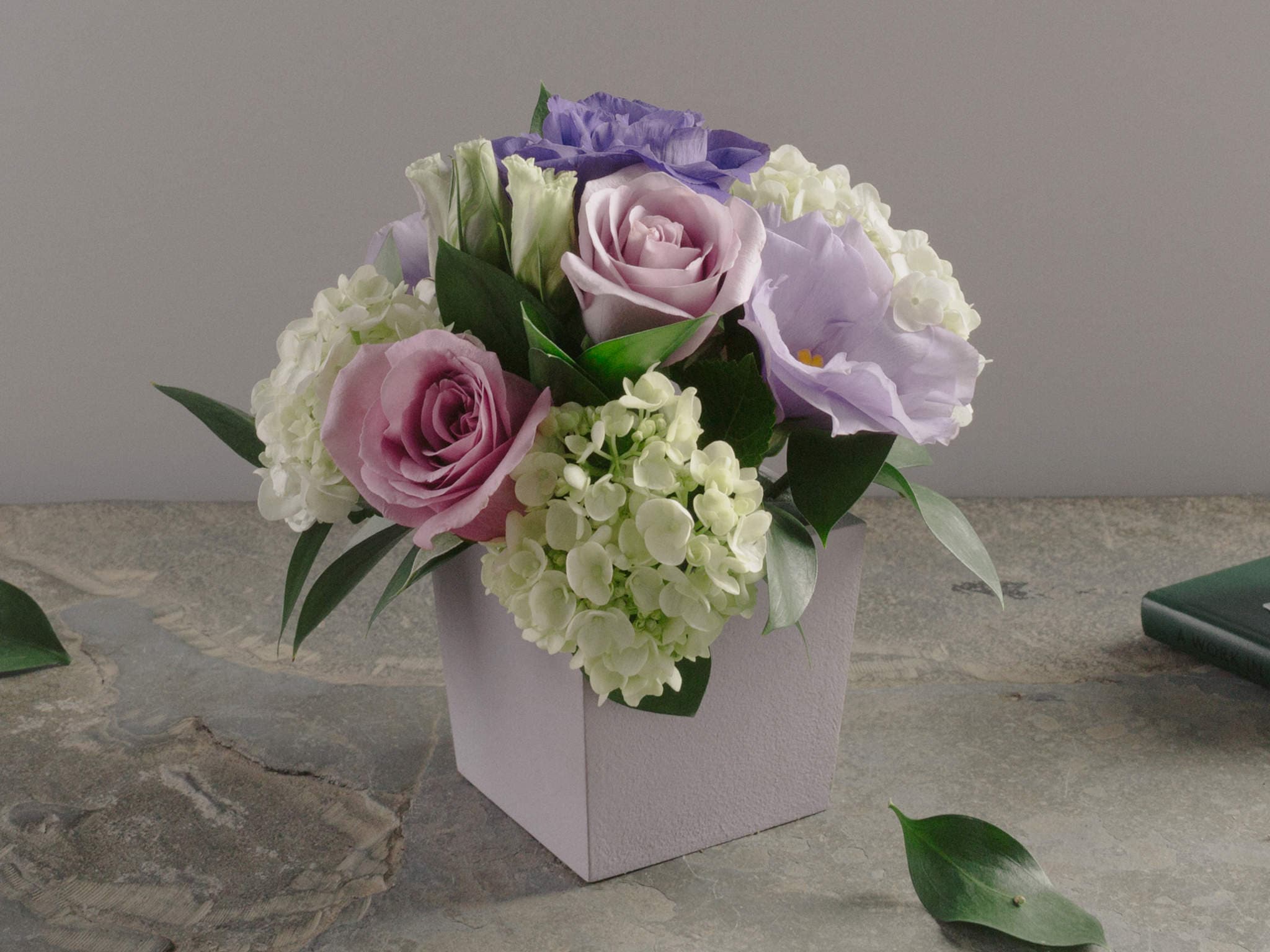 Arranjo de Flores Lilás Mistas em Vaso de Madeira — Arranjo de Flores Lilás Mistas em Vaso de Madeira