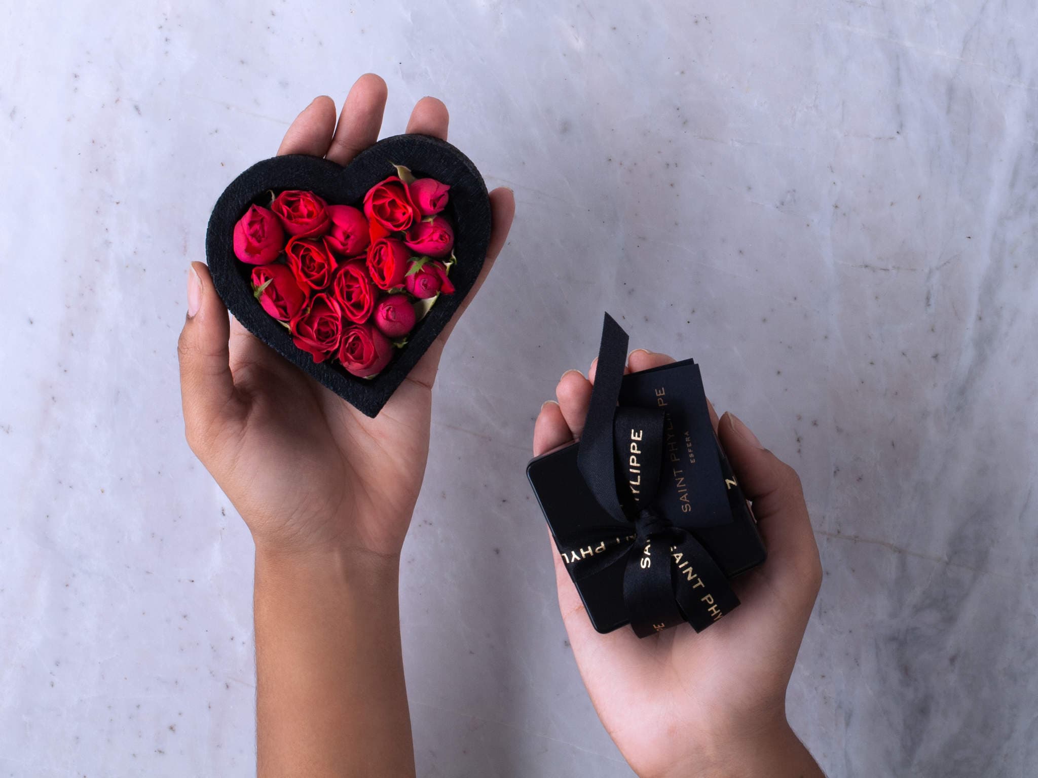 Coração de Rosas Vermelhas com Chocolate em Caixa — Coração de Rosas Vermelhas com Chocolate em Caixa