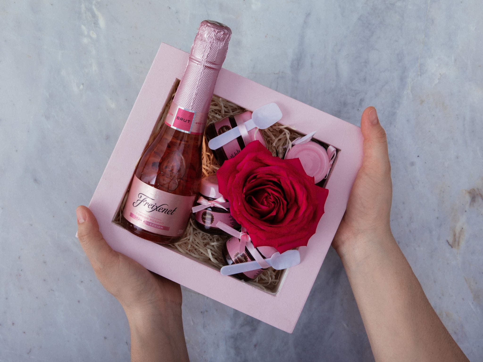 Rosa com Espumante Freixenet e Brownie de Colher Misses Brownie — Rosa com Espumante Freixenet e Brownie de Colher Misses Brownie