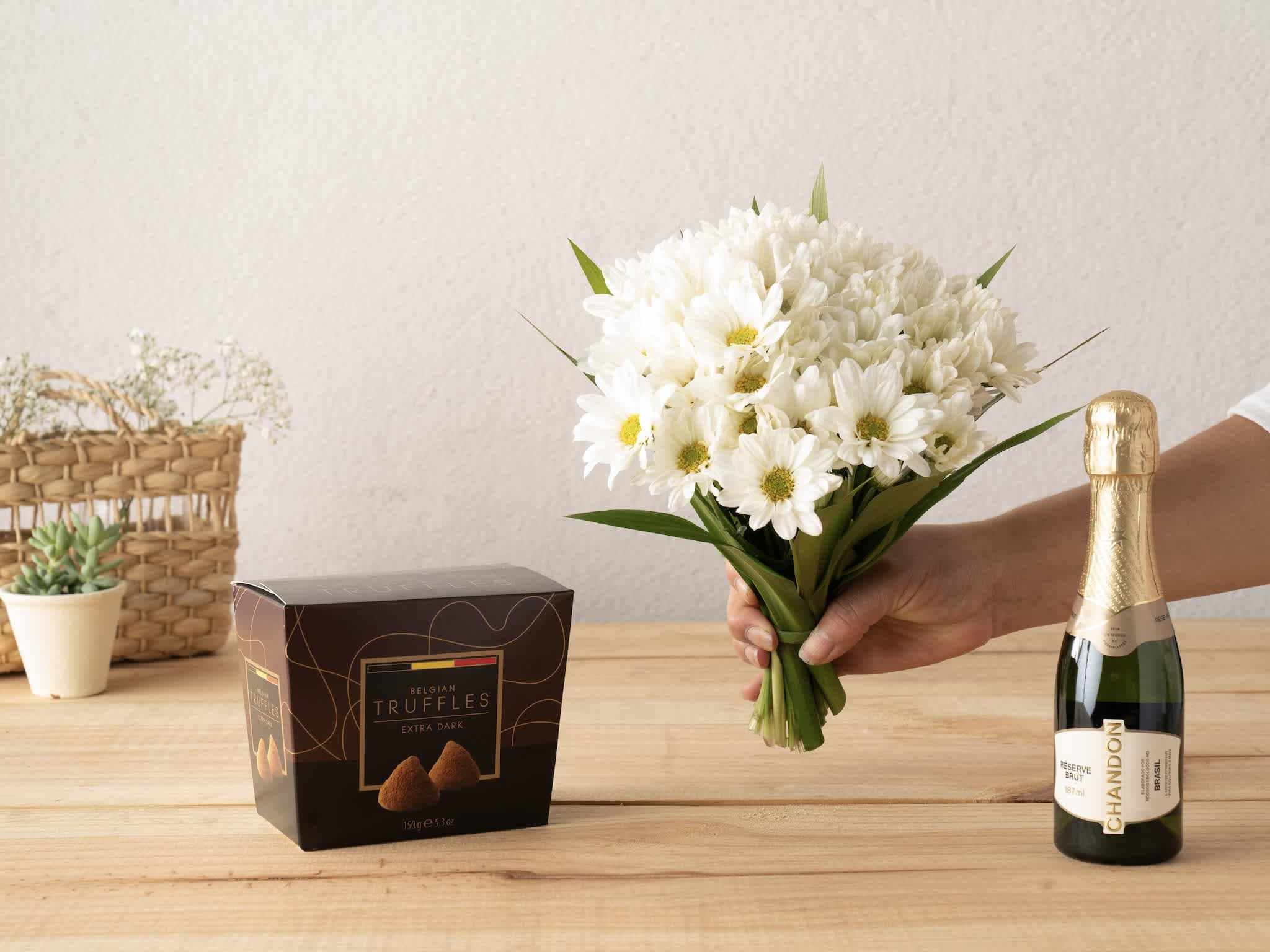 Buquê de Margaridinhas, Trufas e Baby Chandon Para Entrega — Buquê de Margaridinhas, Trufas e Baby Chandon Para Entrega