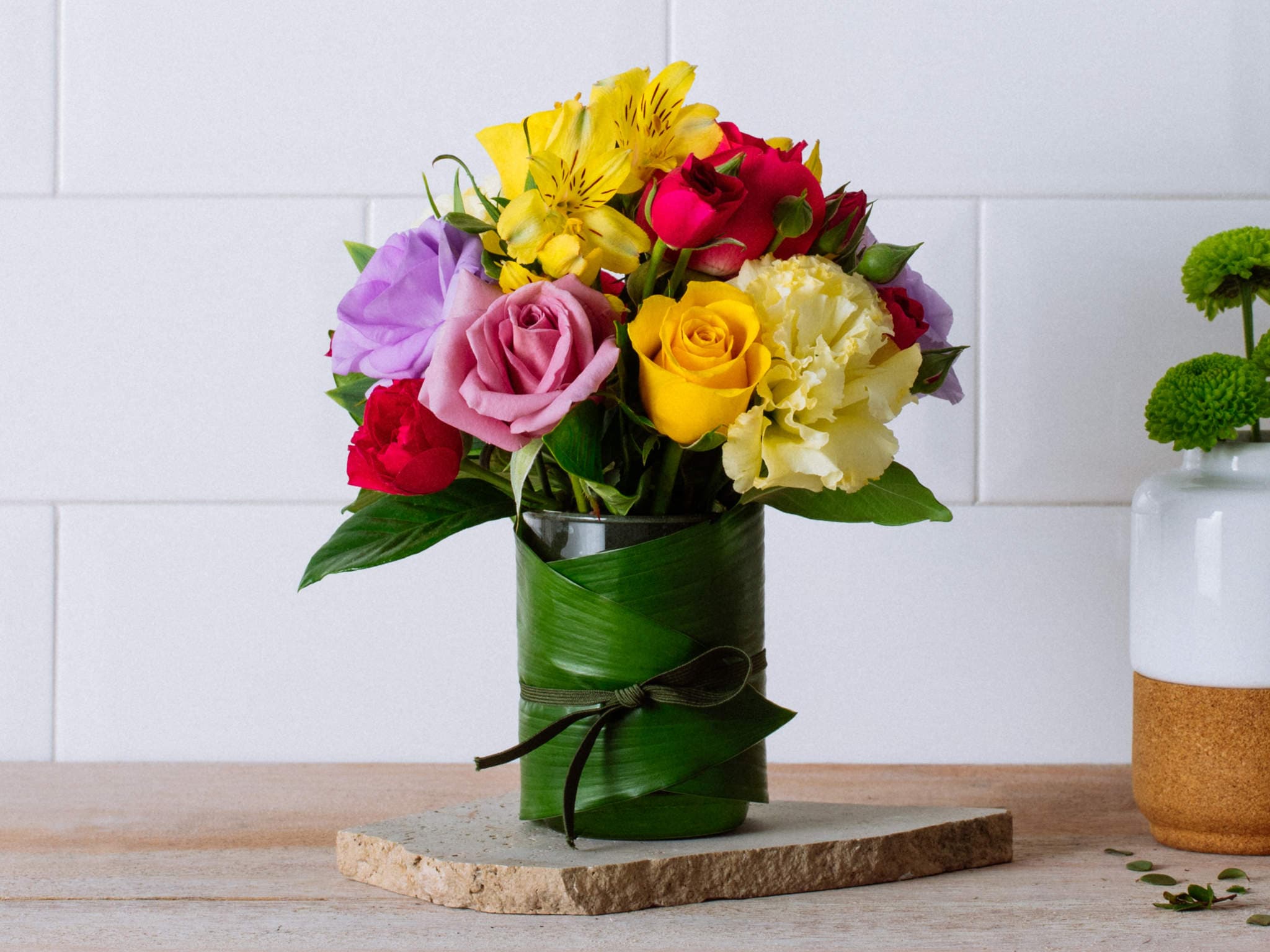 Arranjo de Flores Mistas Coloridas em Vaso de Vidro — Arranjo de Flores Mistas Coloridas em Vaso de Vidro