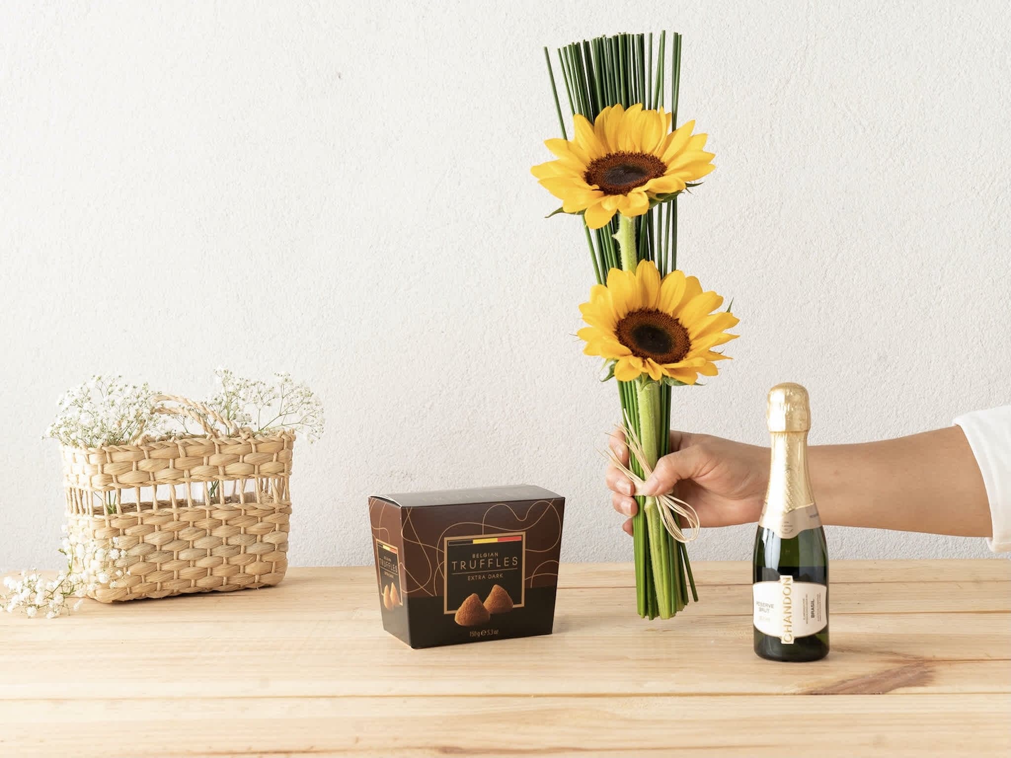 Girassóis, Trufas e Baby Chandon Para Entrega — Girassóis, Trufas e Baby Chandon Para Entrega