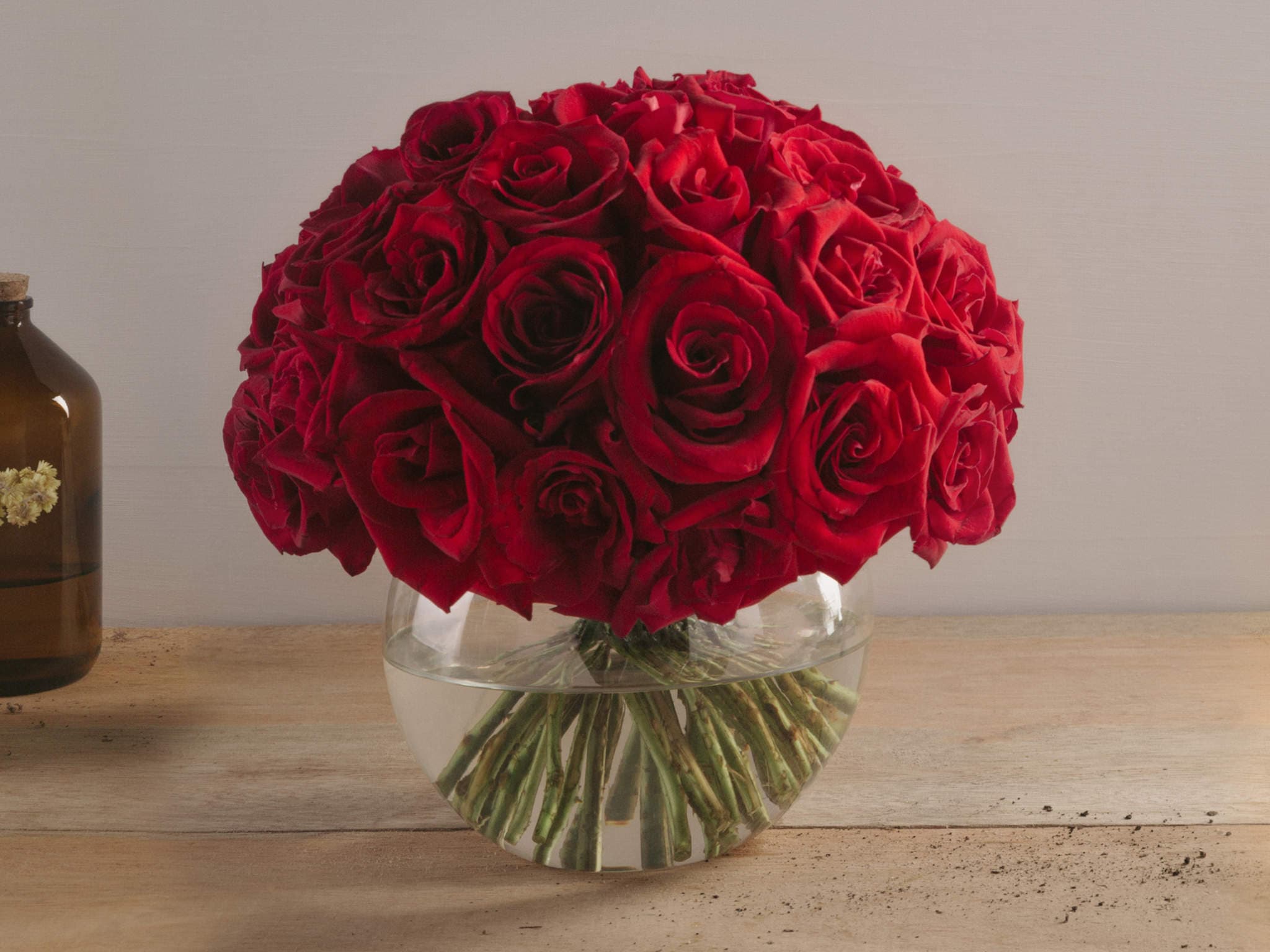 Arranjo de 25 Rosas Vermelhas em Vaso Semi Cristal Redondo — Arranjo de 25 Rosas Vermelhas em Vaso Semi Cristal Redondo