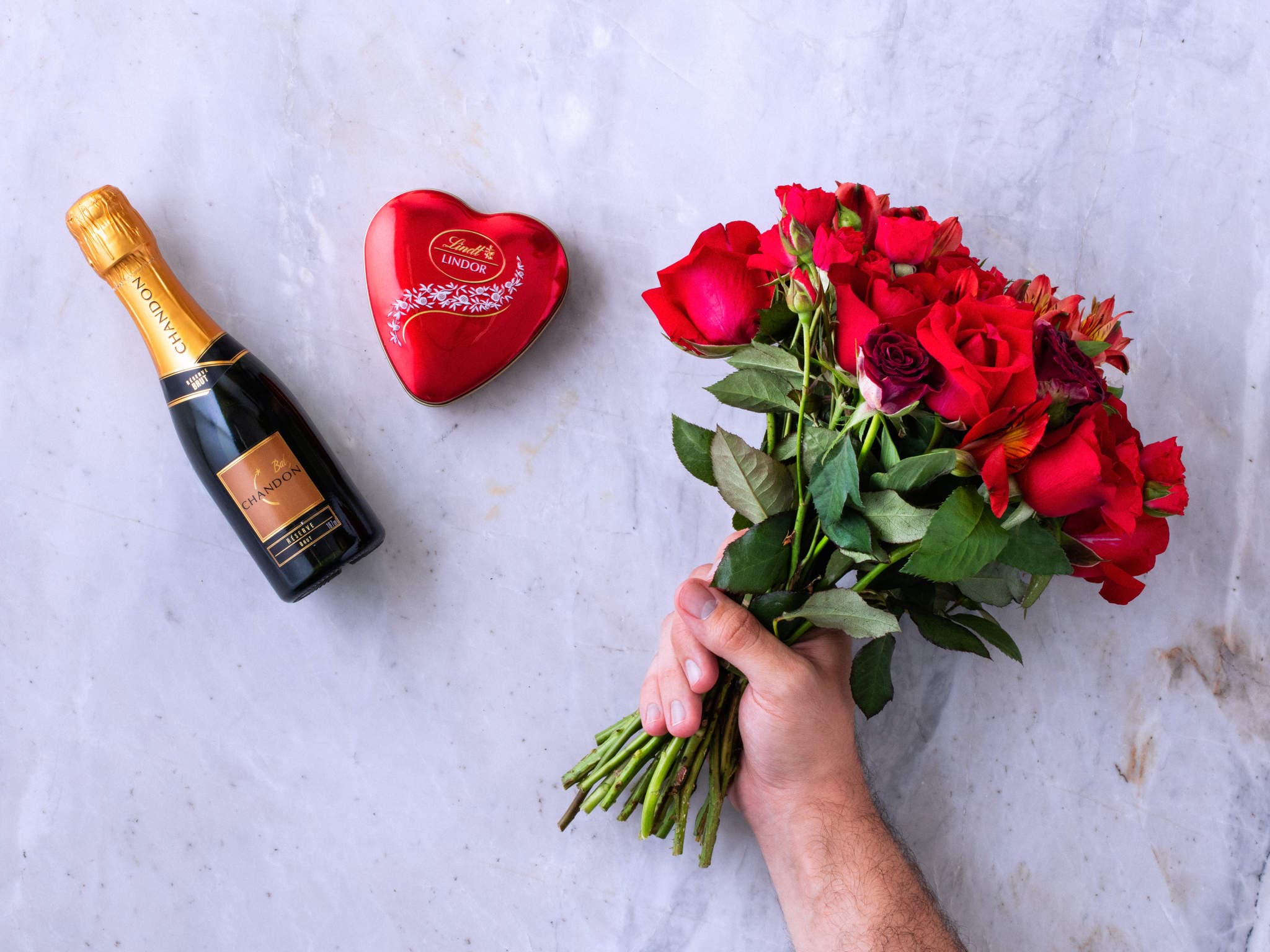 Buquê de Rosas e Alstroemérias com Chocolate e Espumante