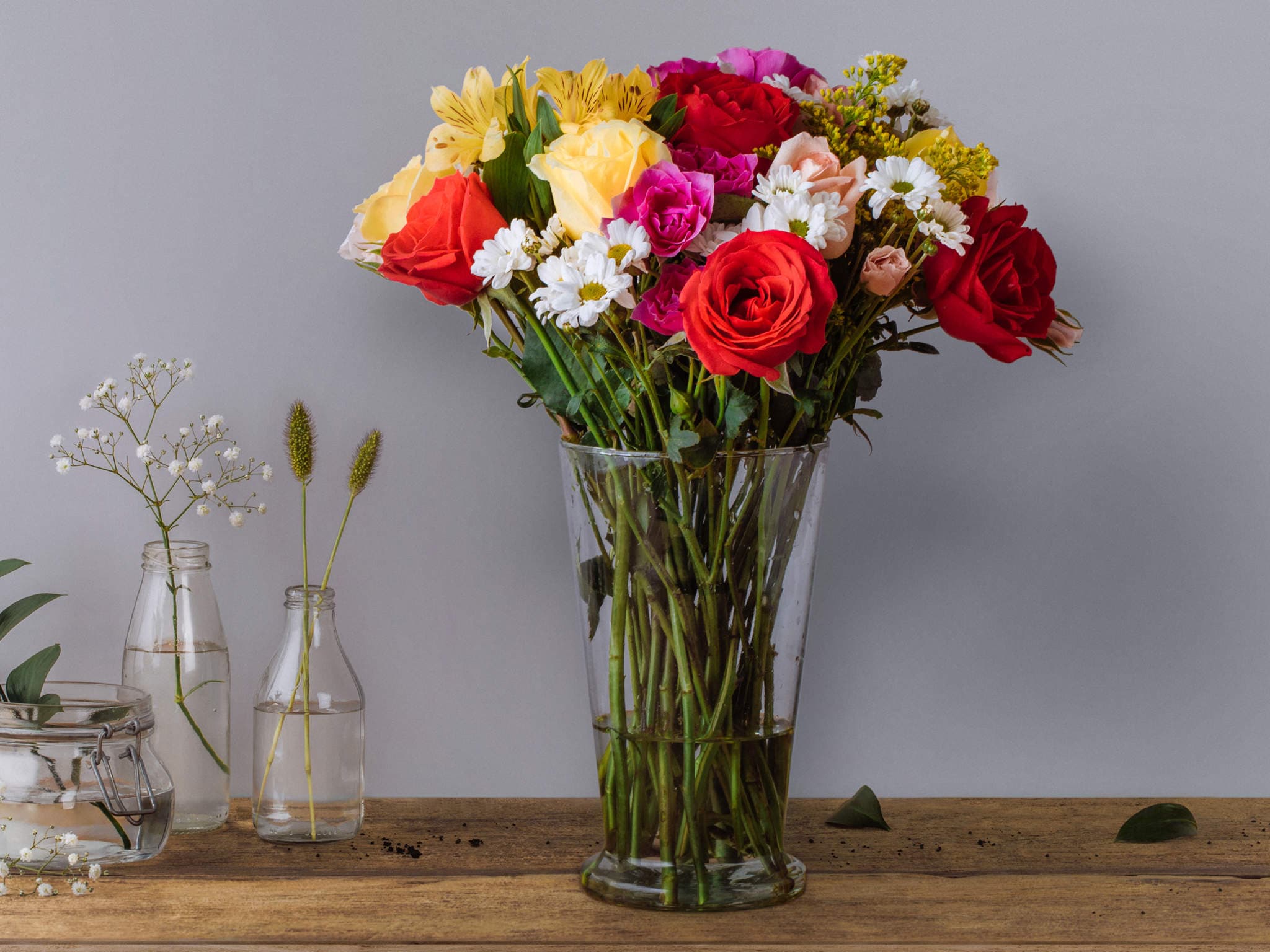 Arranjo de Flores do Campo, Margaridas e Rosas em Vaso Para En...