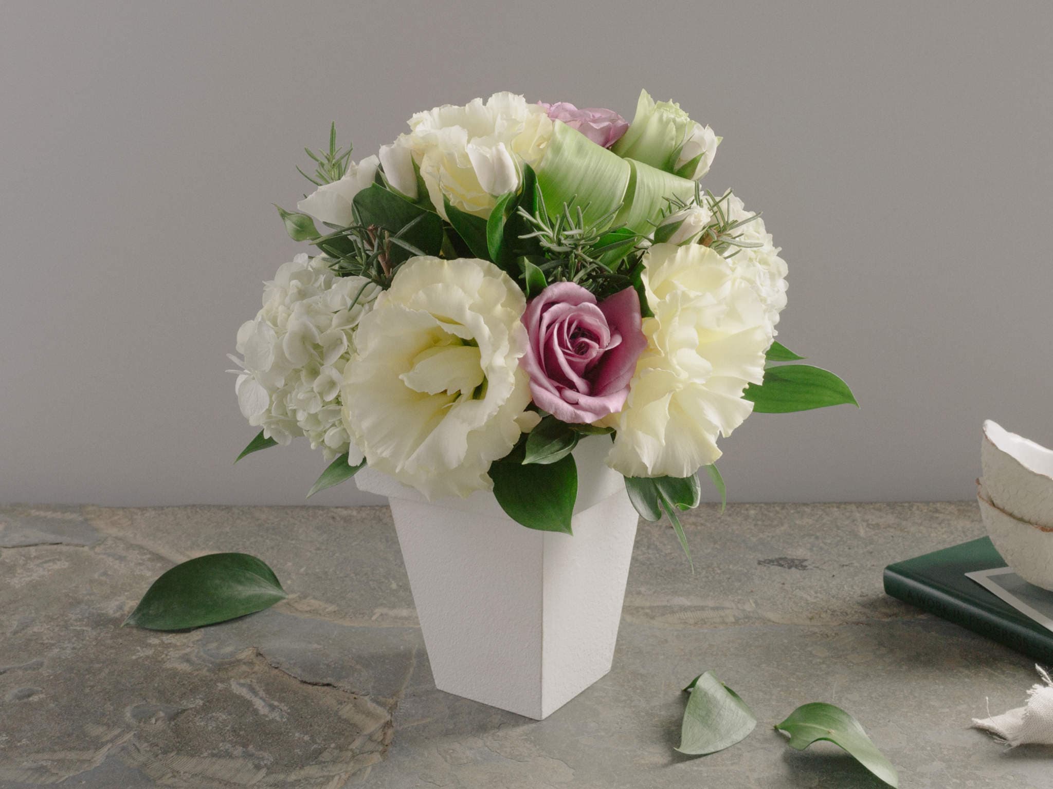 Arranjo de Flores Brancas e Lilás em Vaso de Madeira Para Entrega — Arranjo de Flores Brancas e Lilás em Vaso de Madeira Para Entrega